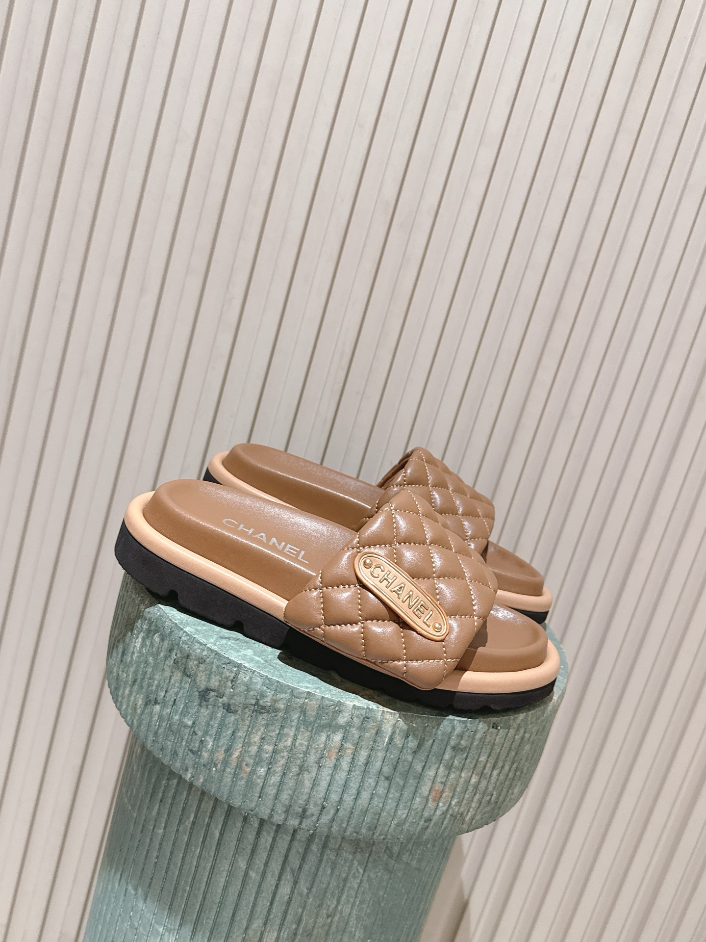 NO:787424,The top version of Chanel Xiaoxiang 26ss spring and summer new style double C rhinestone rhombus slippers, a must-have in the fashion circle, the matching will interpret the meticulous, minimalist and classic elements that will never fade away, showing a unique dressing style that is too beautiful to say, a must-have for summer. Original high-custom fabric for the upper. Mixed sheepskin lining for the feet. Original custom-made non-slip rubber outsole.  Size35-39 (40.41. Customization is not returnable), slippers, chanel, slippers, sheepskin19860909顶级版本 Chanel 小香 26ss春夏新款 双C水钻菱格 拖鞋 时尚圈的绝绝子 搭配将演绎着细致 极简 永不褪去的经典元素  展现与众不同的穿搭风格美到无话可说 夏季必入款 鞋面原版高定制布料 内里垫脚混种羊皮 大底原版定制防滑橡胶大底 Size35-39（40.41.定制不退换）,拖鞋,chanel,slippers,sheepskin,Women's Shoes