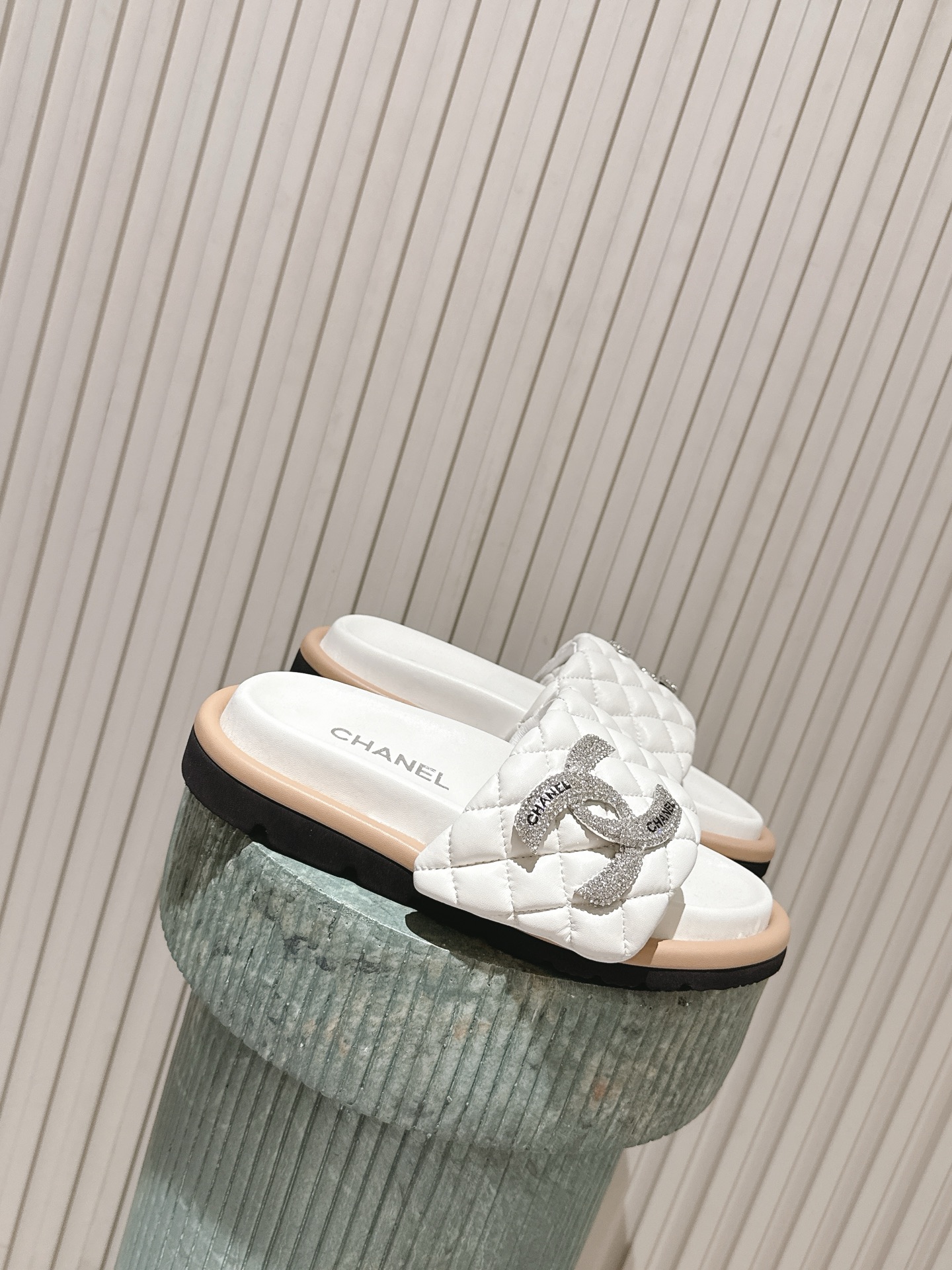 NO:787427,The top version of Chanel Xiaoxiang 26ss spring and summer new style double C rhinestone rhombus slippers, a must-have in the fashion circle. The combination will interpret the meticulous, minimalist and classic elements that will never fade away. It shows a unique dressing style that is too beautiful to say. A must-have for summer. Original high-customized fabric for the upper. Mixed sheepskin lining for the feet. Original custom-made non-slip rubber outsole.  Size35-39 (40.41. Customization is not returnable), slippers, chanel, slippers, sheepskin19860909顶级版本钻 Chanel 小香 26ss春夏新款 双C水钻菱格 拖鞋 时尚圈的绝绝子 搭配将演绎着细致 极简 永不褪去的经典元素  展现与众不同的穿搭风格美到无话可说 夏季必入款 鞋面原版高定制布料 内里垫脚混种羊皮 大底原版定制防滑橡胶大底 Size35-39（40.41.定制不退换）,拖鞋,chanel,slippers,sheepskin,Women's Shoes