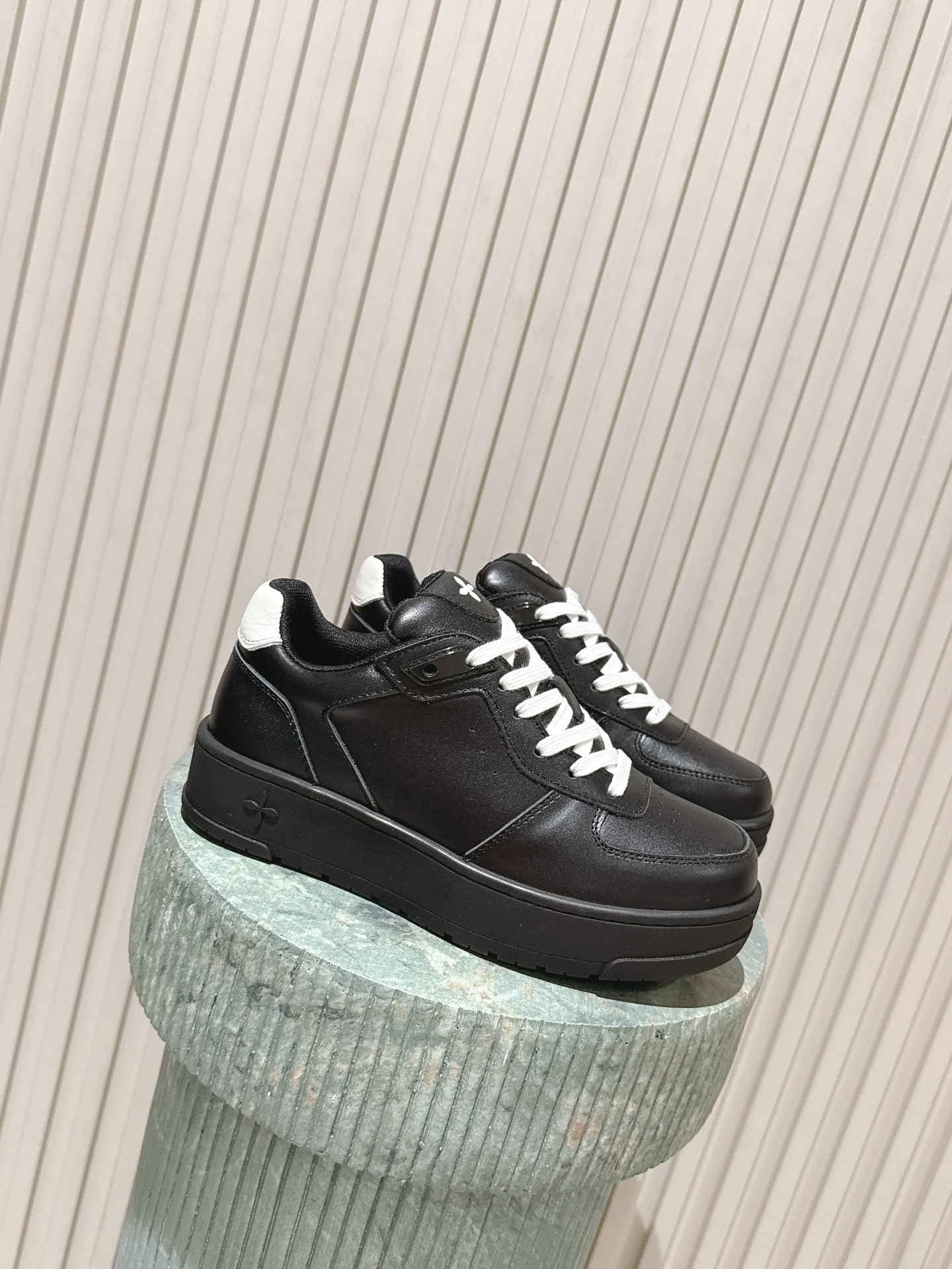 NO:787443,Purchasing agent level SMFK niche trendy brand 26ss spring and summer new cross flower big toe thick sole Derby shoes are versatile minimalist style national trend, the new work inherits the popular elements of many brands, and is bound to be a hit - canvas casual shoes Super cool dark versatile style Made of high-density breathable canvas, equipped with a moderately high comfortable thick sole, the details also ensure that the wear is secure and not easy to shift. The fabric is original imported cowhide and the lining is imported sheepskin  Sole thickness 5CM, original molded cross-shaped rubber outsole Size: 35-40 (custom-made 40 non-refundable), casual shoes/sports shoes, sneakers, cowhide, sheepskin19860909代购级 SMFK 小众潮牌 26ss春夏新款 十字花 大头厚底 德比鞋 百搭的极简风国潮,新作继承了诸多品牌制胜的流行元素,势必大热—帆布休闲鞋 超级酷 黑暗百搭 风 采用高密度透气帆布而成,配有高度适中的舒适厚底,细节还确保穿着稳妥不易移位 面料原版进口牛皮 内里垫脚进口羊皮 底厚5CM 鞋底原版开模十字花成型橡胶大底 Size:35-40（40定做不退换）,休闲鞋/运动鞋,sneakers,cowhide,sheepskin,Women's Shoes