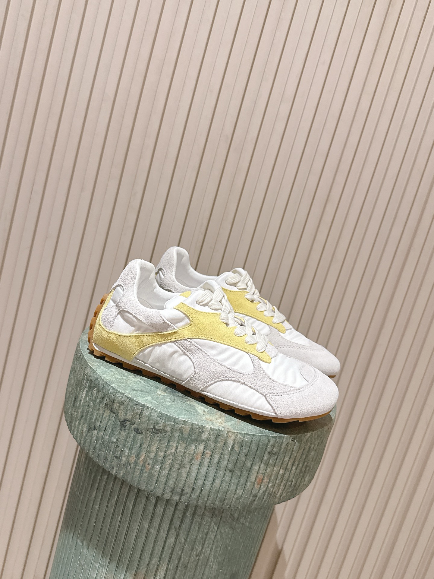 NO:787445,Top version: Bottega Venet* BV26ss early spring new casual moral training shoes. The retro feel of the 90s is worn on the feet. This pair of moral training shoes is so good!  White background color + contrast stitching, black/yellow/blue/red are available in four colors. Each pair is like reawakening the fashion sense of the old days. The splicing material of suede + nylon is soft and stiff, and the shoe shape is slim but not stuffy. Whether it is paired with jeans, sports pants or pleated skirt, it can instantly fill the retro atmosphere. It is the kind of classic style that 'the older the better', can be used for commuting, going out, and sports. The upper is made of high silk suede suede  Sheepskin lining, TPU outsole, size 35-40 (customized size 40 is non-returnable), casual shoes/sports shoes,bottega veneta,bottega veneta,sneakers,skirts,jeans,sheepskin,chamois leather19860909顶级版本: Bottega Venet* BV26ss早春新款休闲德训鞋 90年代的复古感穿在脚上,这双德训鞋太会了！ 白底色+撞色拼接,黑/黄/蓝/红四色可选,每一双都像把旧时光里的时髦感重新唤醒.麂皮+尼龙的拼接材质,软乎乎又挺括,鞋型显瘦不闷脚. 不管是配牛仔裤、运动裤还是百褶裙,都能瞬间拉满复古氛围感.是那种“越旧越好看”的经典款,通勤、出街、运动都能hold住. 鞋面高丝光牛反绒 内里羊皮 大底TPU大底 size35-40码（40码定制不退换）,休闲鞋/运动鞋,bottega veneta,bottega veneta,sneakers,skirts,jeans,sheepskin,chamois leather,Women's Shoes