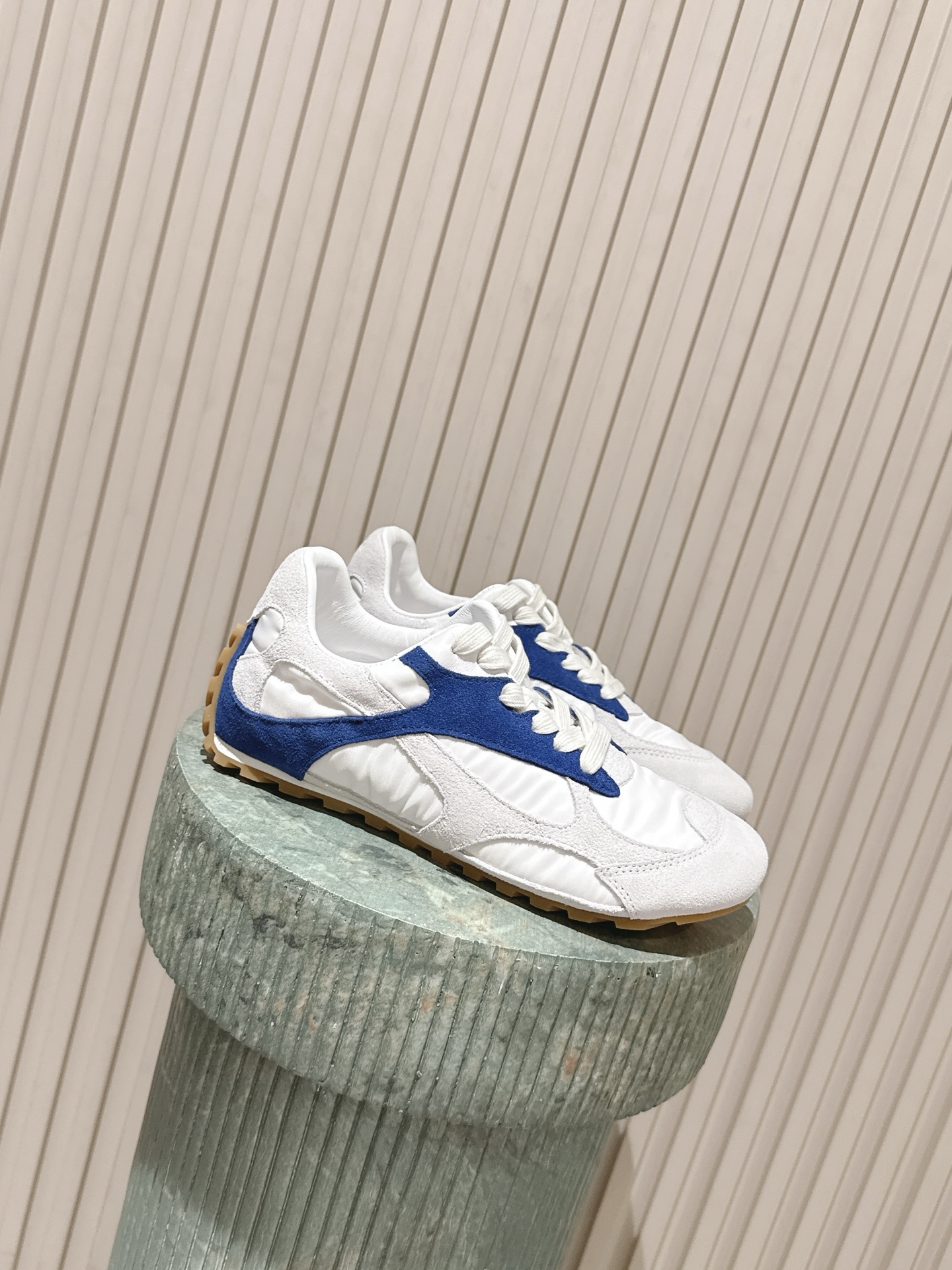 NO:787421,Premium version: Bottega Venet* BV26ss early spring new casual moral training shoes. The retro feel of the 90s is worn on the feet. This pair of moral training shoes is so good!  White background color + contrast stitching, black/yellow/blue/red are available in four colors. Each pair is like reawakening the fashion sense of the old days. The splicing material of suede + nylon is soft and stiff, and the shoe shape is slim but not stuffy. Whether it is paired with jeans, sports pants or pleated skirt, it can instantly fill the retro atmosphere. It is the kind of classic style that 'the older the better', can be used for commuting, going out, and sports. The upper is made of high silk suede suede  Sheepskin lining, TPU outsole, size 35-40 (customized size 40 is non-returnable), casual shoes/sports shoes,bottega veneta,bottega veneta,sneakers,skirts,jeans,sheepskin,chamois leather19860909级版本: Bottega Venet* BV26ss早春新款休闲德训鞋 90年代的复古感穿在脚上,这双德训鞋太会了！ 白底色+撞色拼接,黑/黄/蓝/红四色可选,每一双都像把旧时光里的时髦感重新唤醒.麂皮+尼龙的拼接材质,软乎乎又挺括,鞋型显瘦不闷脚. 不管是配牛仔裤、运动裤还是百褶裙,都能瞬间拉满复古氛围感.是那种“越旧越好看”的经典款,通勤、出街、运动都能hold住. 鞋面高丝光牛反绒 内里羊皮 大底TPU大底 size35-40码（40码定制不退换）,休闲鞋/运动鞋,bottega veneta,bottega veneta,sneakers,skirts,jeans,sheepskin,chamois leather,Women's Shoes