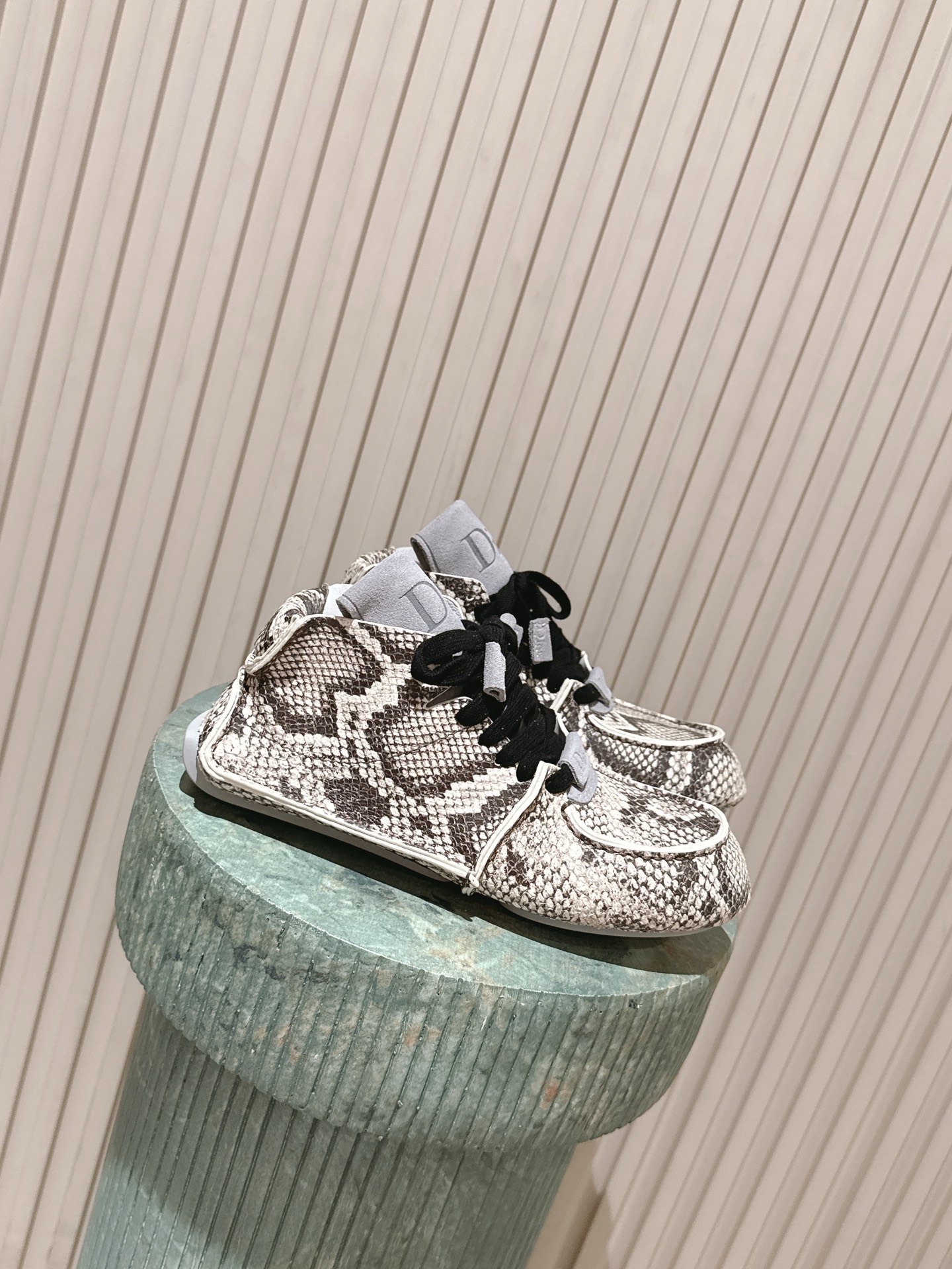 NO:787437,Top version men's Dior Dior Roadie series catwalk couple's hand casual sneakers original purchase development and production Since Jonathan Anderson took over Dior Men's first collection, this pair of Roadie shoes opened a new chapter for the brand's footwear. On the basis of retaining the spirit of Dior's luxury and precision, the series boldly introduced the 'structural visibility' concept of the early Nike Considered series, using the method of 'leaving handcrafted traces in the design' to show a tribute to sustainability and structural honesty.  Exquisite packaging at the delivery counter. Fabric: Original customized imported first-layer cowhide. Original customized leather lining. Original molded non-slip rubber sole. Bottom thickness 2CM. Size: Men's 39-45, casual shoes/sports shoes, dior, dior, sneakers, cowhide.19860909顶级版本男款 Dior迪奥 Roadie 系列 走秀 情侣款 手休闲 运动鞋 原版购入开发 做货 自Jonathan Anderson 入主 Dior 男装后的首个系列,就以这双 Roadie 鞋款拉开品牌鞋履新篇章.系列在保留 Dior 奢华精工精神的基础上,大胆引入早期 Nike Considered 系列的“结构可见性”理念,用“设计中留下手工痕迹”的方式,展现出对可持续与结构诚实的致敬 配送专柜精美包装 面料:原版定制进口头层牛皮 内里原版定制皮里 鞋底原版开模防滑橡胶材质 底厚2CM Size: 男款39-45,休闲鞋/运动鞋,dior,dior,sneakers,cowhide,Women's Shoes