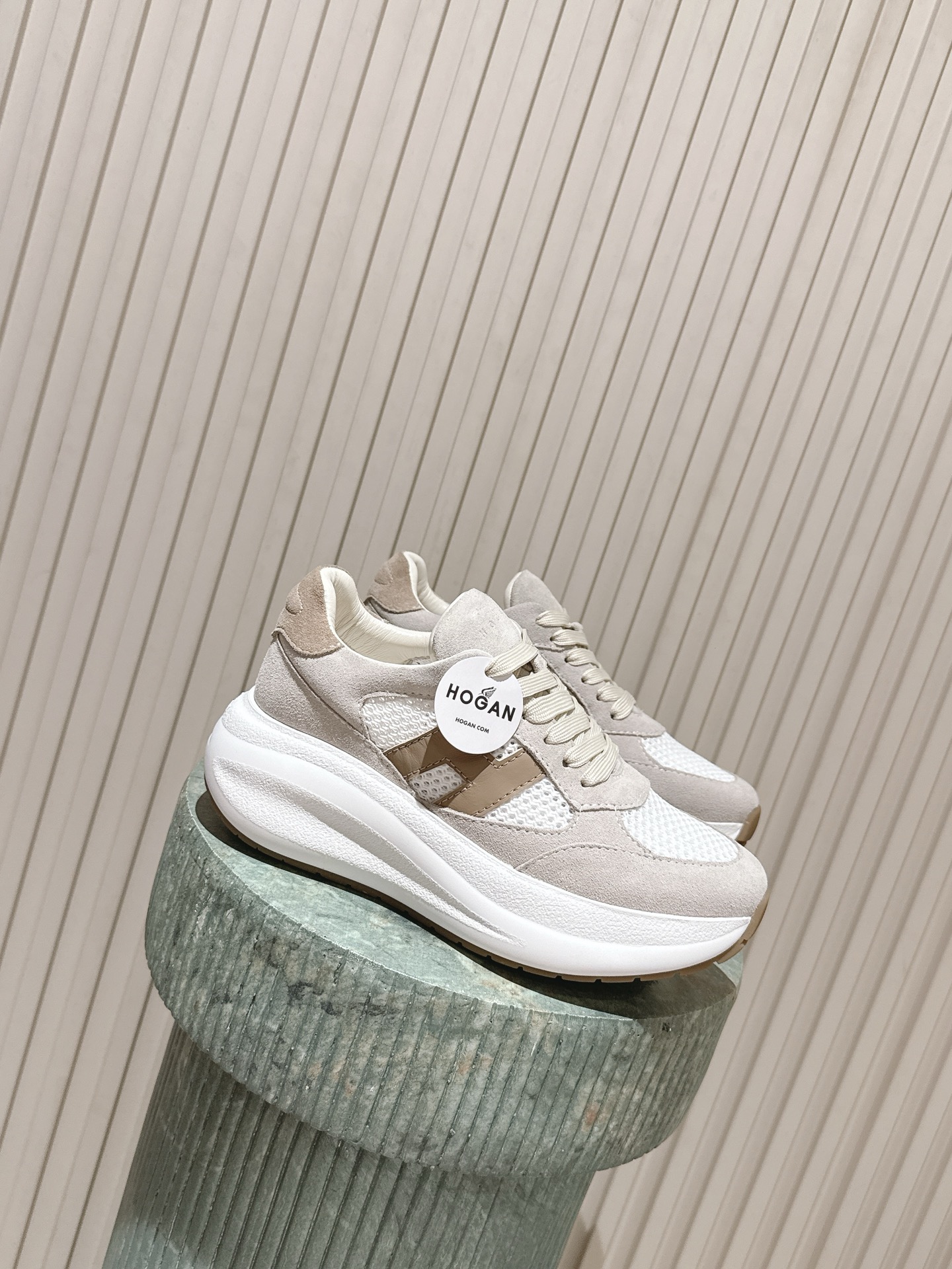 NO:787440,Top version: HOGAN 2026 new puff thick-soled casual sports shoes. The new overall shoe shape has beautiful and dynamic lines, integrating different functional shoe parts into one. The front half is a running shoe design, and the back half adopts a shell-shaped heel design, making it a unique symbol of this shoe. The H logo is perfectly coordinated with the sole and is wrapped with soft lines. The contrasting color design of the outer contour enhances the sense of styling. The upper is cowhide, the inner cowhide is made of lP foamed beef tendon.  Size 35-40, casual shoes/sports shoes, hogan, loro piana, sneakers, cowhide19860909顶级版本: HOGAN 霍根2026新款泡芙厚底休闲运动鞋 全新整体鞋型线条优美且具动感,将不同功能的鞋身部分融合为一体前半部分是跑鞋设计,后半部分采用贝壳状鞋跟设计,使之成为此款鞋的独特标志.H标志与鞋底完美相协调,且包裹有柔和线条,外轮廓的撞色设计增强了造型感.鞋面牛皮,内里牛皮 大底材质lP发泡牛筋 码数 35-40,休闲鞋/运动鞋,hogan,loro piana,sneakers,cowhide,Women's Shoes