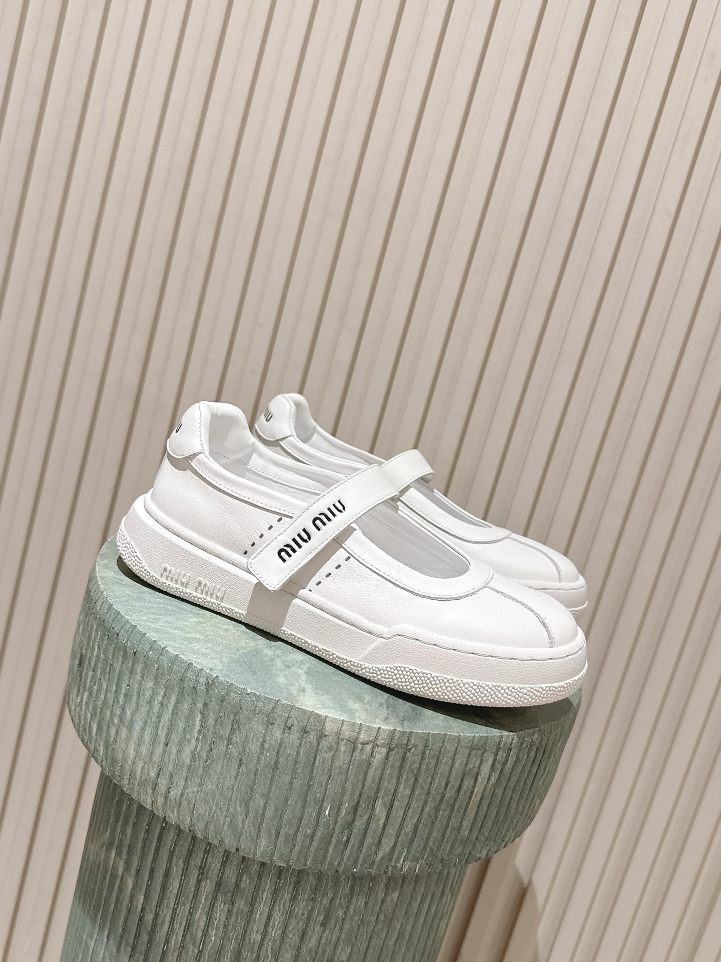 NO:789282,The top version of MiuMiu Mary Jane casual sports white shoes. Miu Miu's white Mary Jane sneakers combine the classic Mary Jane laces and thick-soled sneaker design. The upper is made of high-quality calfskin and is matched with the brand's logo Velcro. It is highly recognizable. The thick-soled rubber sole is comfortable and tall to wear. It is suitable for daily outings and leisure. The main color is white, simple and detailed. It can be paired with a skirt or casual pants in spring and summer to easily get a sweet and cool girly style.  Size 35-40 (40.41 customized), Mary Jane, miumiu, mary jane, sneakers, skirts, cowhide19860909顶级版本 MiuMiu 玛丽珍休闲运动小白鞋 Miu Miu这款白色玛丽珍运动鞋,融合经典玛丽珍鞋带和运动鞋厚底设计, 鞋面优质小牛皮,搭配品牌Logo魔术贴,辨识度超高. 厚底橡胶鞋底,穿着舒适又增高,日常出街、休闲都很适合. 白色主色调,简约又有细节感,春夏搭配裙装或休闲裤,轻松get甜酷少女风. 码数35-40（40.41订做）,玛丽珍,miumiu,mary jane,sneakers,skirts,cowhide,Women's Shoes