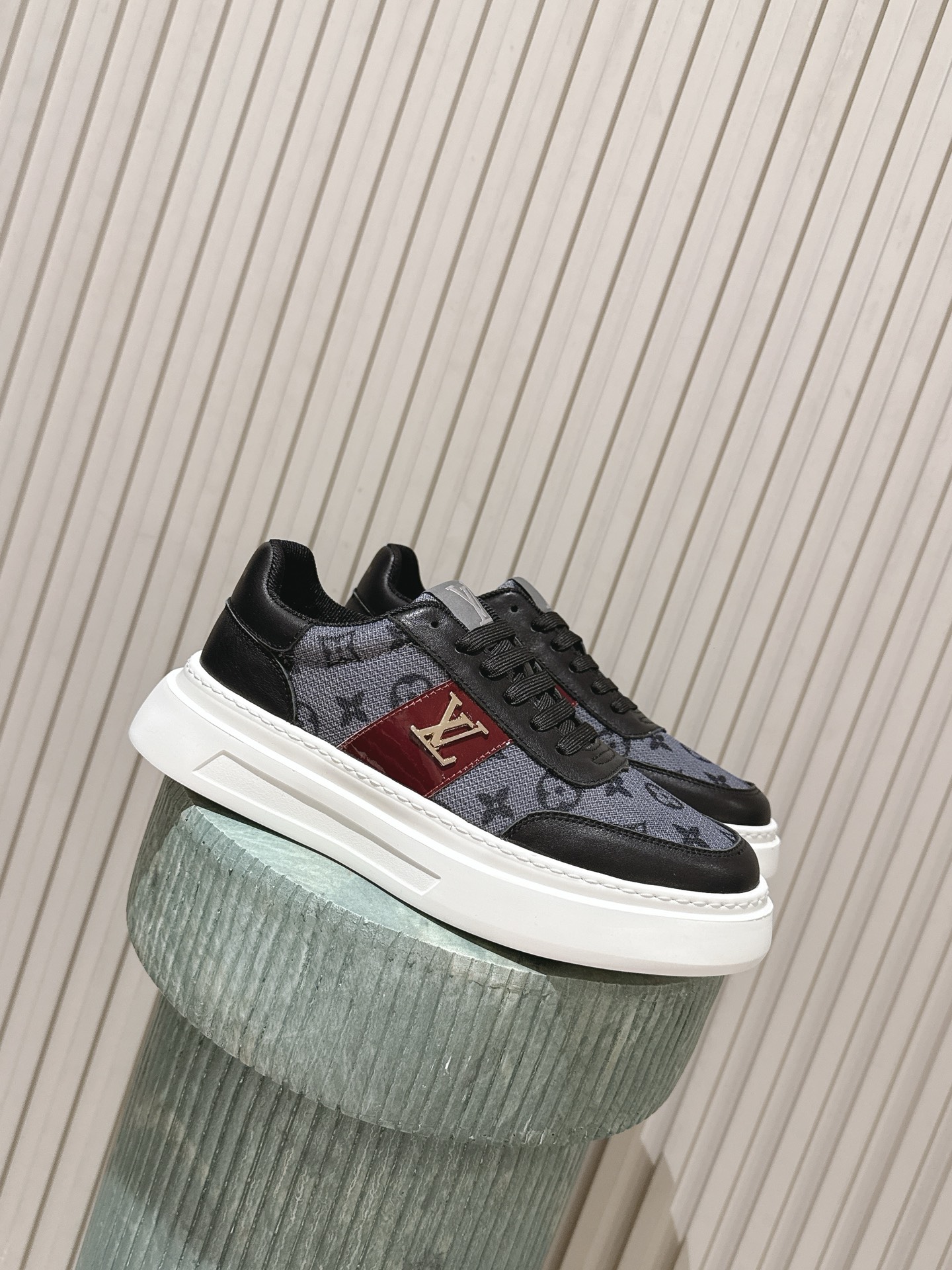 NO:789276,The top version of men's LV Louis Vuitton L Jialu brand men's size thick sole casual sneakers original purchase development and production This sneaker debuts in the 2026 spring and summer men's series. It is designed with canvas presbyopia and can be easily integrated into various styles. The eye-catching LV letters are marked on the side of the shoe, and the light rubber outsole is embellished with the Vuitton logo. Exquisite packaging at the delivery counter. Original custom-made cowhide fabric. Original imported sheepskin lining.  The original molded foam material of the sole is 4CM in sole thickness. Size: Men's 39-45 (45 customized), casual shoes/sports shoes, louis vuitton, louis vuitton, louis vuitton, louis vuitton, sneakers, cowhide, sheepskin19860909顶级版本男款 LV 路易威登 L家驴牌 男码 厚底 休闲 运动鞋 原版购入开发 做货 这款 运动鞋于 2026春夏男士系列初次亮相,以帆布老花塑造考究设计,可轻松融入各式造型.瞩目 LV 字母标注鞋侧,轻盈橡胶外底点缀 Vuitton 标识 配送专柜精美包装 面料原版定制牛皮布料 内里原版进口羊皮 鞋底原版开模发泡材质 底厚4CM Size:男款39-45（45定制）,休闲鞋/运动鞋,louis vuitton,louis vuitton,louis vuitton,louis vuitton,sneakers,cowhide,sheepskin,Women's Shoes