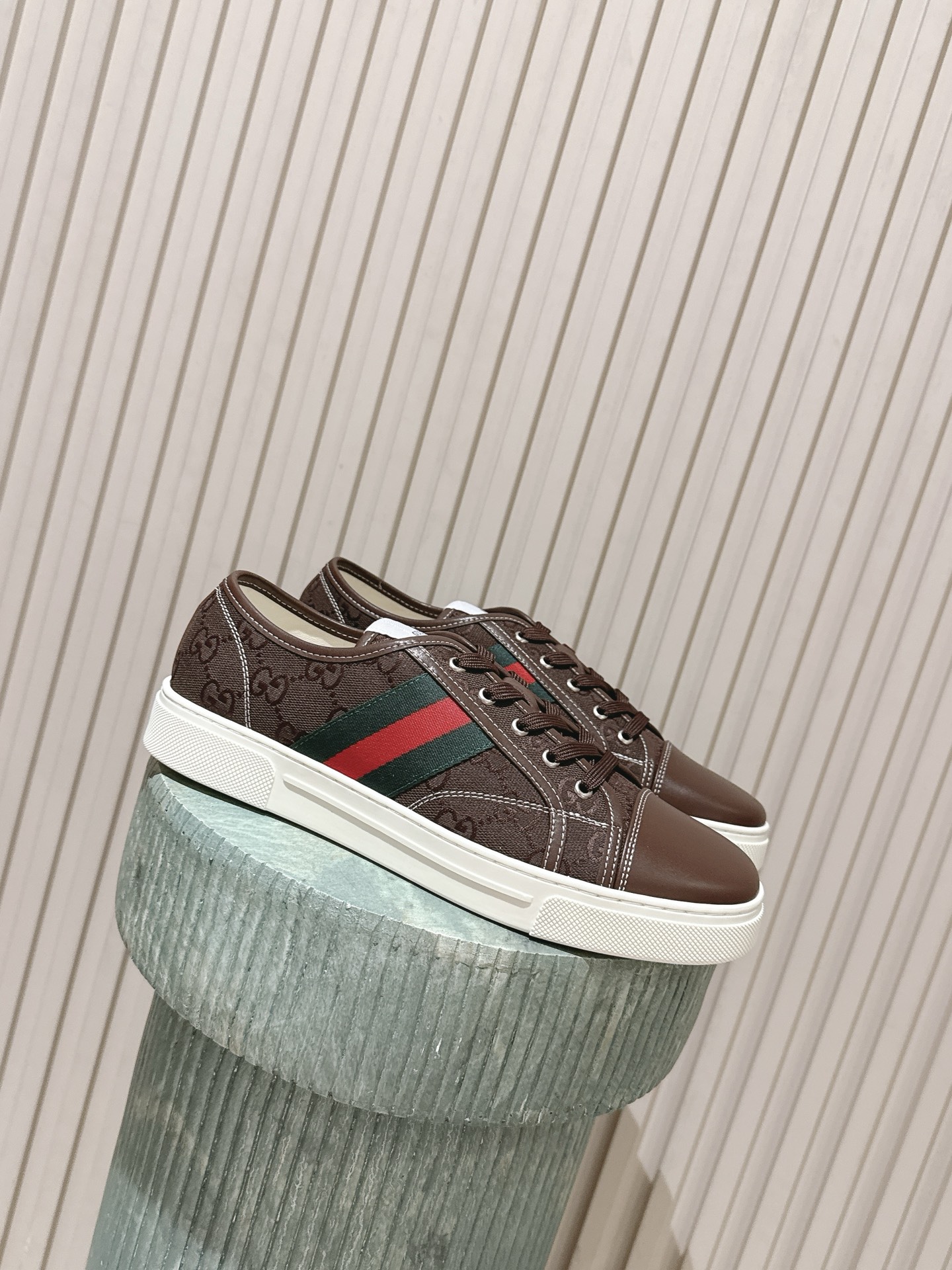 NO:789279,Top version of couple's men's model 10: GUCCI Gucci's new GG embossed casual low-top shoes, skateboard shoes and small white cloth shoes, made of classic GG pattern embossed leather, with white rubber soles, simple and recognizable. Low-top design + metal eyelets, full of details, super versatile for daily casual wear!  The soles are non-slip, comfortable and practical. They can be easily worn in jeans or casual pants, and the sense of fashion is straight away ~ Size 35-45 (40 for women and 45 for men, customized and non-returnable), casual shoes/sports shoes, gucci, gucci, sneakers, jeans19860909顶级版本情侣款男款10: GUCCI 古驰新款GG压花休闲低帮鞋滑板鞋小白布鞋, 采用经典GG图案压花皮革,搭配白色橡胶鞋底,简约又有辨识度 低帮设计+金属鞋眼,细节满分, 日常休闲穿搭超百搭！鞋底防滑,舒适又实用,无论牛仔裤还是休闲裤都能轻松驾驭,时尚感直接拉满～ Size35-45（女40 男45定制不退换）,休闲鞋/运动鞋,gucci,gucci,sneakers,jeans,Women's Shoes