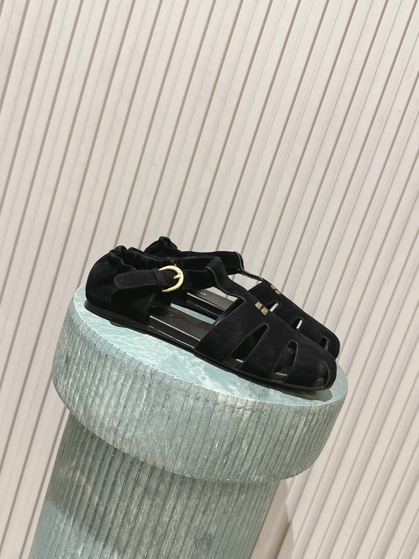 NO:789273,The top version of Miu Mi* 26ss new early spring Roman sandals. The soft sheepskin wraps your feet, like being supported by gentle clouds, and your feet will not feel stuffy when you walk all day long. The hollow woven design welds a retro feel and a girly feel to the feet. When paired with jeans or a small skirt, it comes with a lazy filter, and it looks like a pictorial when you step on it.  Hollow weave design + heel pleat details, retro and slimming, pairing with jeans is casual American style, matching with a small skirt is gentle Korean style, you can wear it with your eyes closed in early autumn. Sheepskin upper/Sheepskin lining Outsole Rubber outsole size 35-41 (customized sizes 40 and 41 are non-returnable), sandals, miumiu, sandals, skirts, jeans, sheepskin, sheep19860909顶级版本 Miu Mi* 26ss 早春新款罗马凉鞋 软乎乎的羊皮包裹双脚,像被温柔云朵托住,走路一整天都不闷脚.镂空编织设计,把复古感和少女感焊在脚上,搭配牛仔裤、小裙子都自带慵懒滤镜,随便踩踩都是画报感. 镂空编织设计+后跟褶皱细节,复古又显脚瘦,搭配牛仔裤是随性美式,配小裙子是温柔韩系,早秋穿搭闭眼入都不出错. 鞋面羊皮/羊京 内里羊皮 大底橡胶大底 size35-41码（40、41码定制不退换）,凉鞋,miumiu,sandals,skirts,jeans,sheepskin,sheep,Women's Shoes