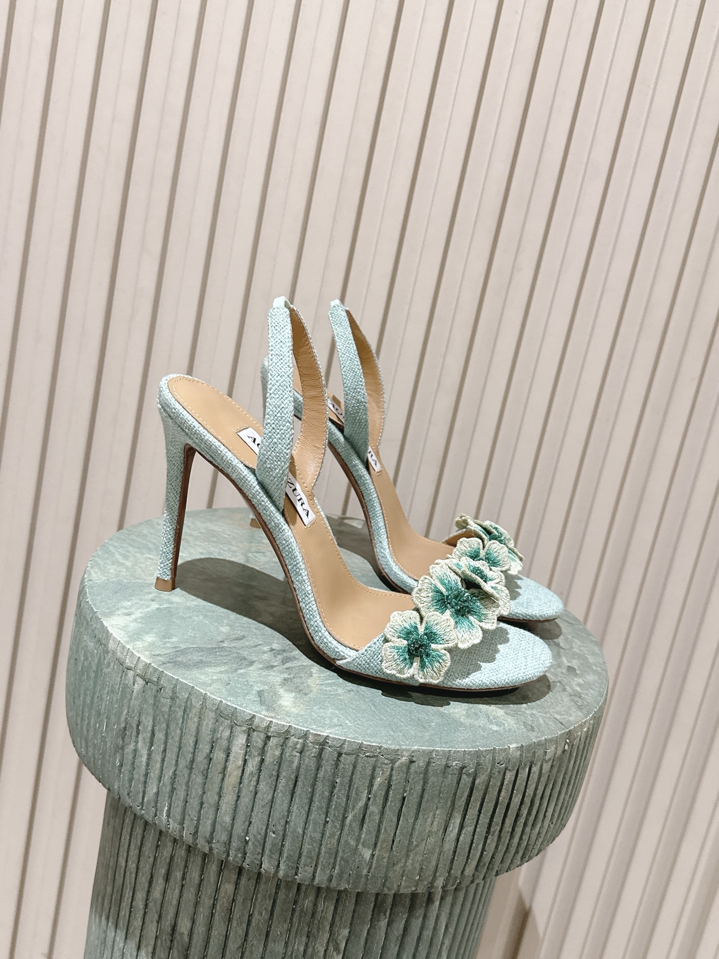 NO:900555,Top version:: AQUAZZURA Aquazzura Passionflower Passionflower (Passion Flower) flower sandal series Passionflower (Passion Flower) is Aquazzura's iconic fairy flower series in spring and summer, with three-dimensional handmade passion flower decoration as the core. The toe is decorated with two three-dimensional embroidered beaded passion flowers, and the petals have crystal bead stamens. The layers are exquisite and three-dimensional. It is the most iconic design of the entire series; the flower color matching is synchronized with the upper color system, filling the gentle atmosphere.  The shoe body is made of raffia raffia woven fabric, with a textured matte texture, breathable and light. It is exclusive for spring and summer. It is hand-sewn. Each passionflower flower is hand-beaded and embroidered by craftsmen. It is a heavy industry spring and summer limited edition. The inner lining is grained pearlescent sheepskin. The outsole is original imported AR1 top leather outsole. Size34-43 '34.40.41.42.43 custom-made and non-returnable' Color: 4 colors. Heel height is about 10.0cm.  Packaging top original box, bag, card, high heels sandals, sandals, high heels, espadrilles, sheepskin, Leather soles19860909顶级版本:: AQUAZZURA Aquazzura Passionflower 西番莲（热情花）花卉凉鞋系列 Passionflower（西番莲/热情花）,是Aquazzura春夏标志性仙女花卉系列,以立体手工西番莲花饰为核心 鞋头点缀两朵立体刺绣珠饰西番莲花,花瓣带有水晶珠花蕊,层次立体精致,是整个系列最标志性设计；花朵配色同步鞋面色系,温柔氛围感拉满 鞋身采用酒椰拉菲草编织面料,自带肌理哑光质感,透气轻盈,是春夏专属 手工缝制,每朵西番莲花由匠人手工串珠刺绣,属于重工春夏限定 内里粒面珠光羊皮里 大底原版进口AR1顶级真皮大底 Size34-43「34.40.41.42.43订做不退换」 Color: 4个配色 跟高约10.0cm 包装顶级原版盒、布袋、卡片、,高跟鞋凉鞋,sandals,high heels,espadrilles,sheepskin,Leather soles,Women's Shoes
