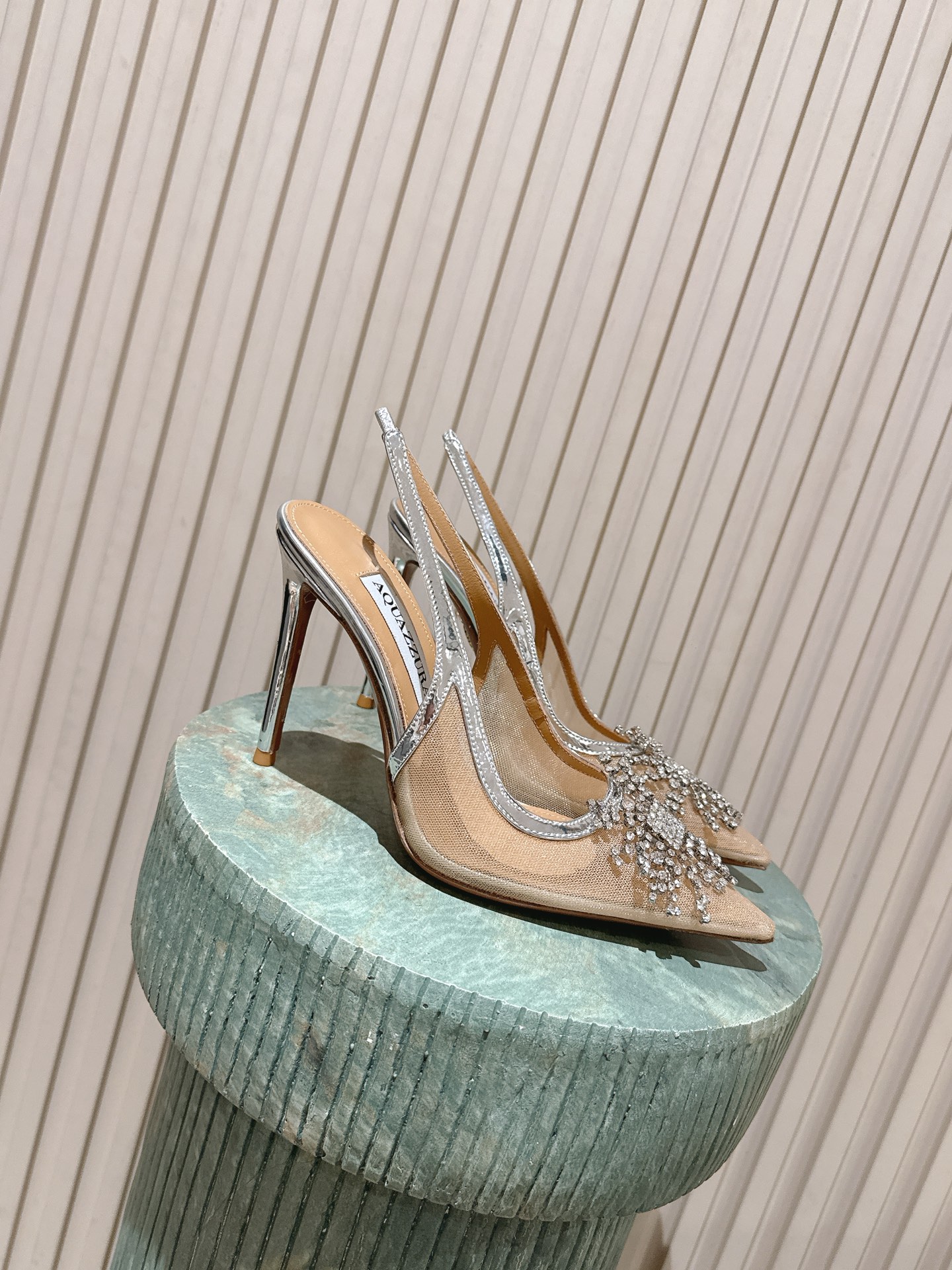 NO:900550,Top version: Aquazzura pineapple mesh spider web diamond buckle beautiful sling sandals Italian luxury brand Aquazzura's black full-diamond high heels, pointed toe design + hollow details, elegant and refined. The upper is covered with black rhinestones, sparkling and eye-catching, suitable for formal occasions such as dinners and parties. The high heels are 10cm, elongating the leg line, comfortable and elegant. Aquazzura is famous for its handcrafts and luxurious details. This high-heeled shoe is the perfect combination of fashion and quality Size Size 35-39 (40.41.42.43 custom-made, non-refundable), high heels sandals, sandals, high heels19860909顶级版本: Aquazzura菠萝 网纱蜘蛛网钻扣 绝美 后带凉鞋 意大利奢侈品牌Aquazzura的黑色满钻高跟鞋,尖头设计+镂空细节,优雅又精致.鞋面满铺黑色水钻,闪耀吸睛,适合晚宴、派对等正式场合穿搭 高跟10cm,拉长腿部线条,舒适又显气质.Aquazzura以手工工艺和奢华细节著称,这款高跟鞋是时尚与品质的完美结合 Size 35-39（40.41.42.43定做不退换）,高跟鞋凉鞋,sandals,high heels,Women's Shoes