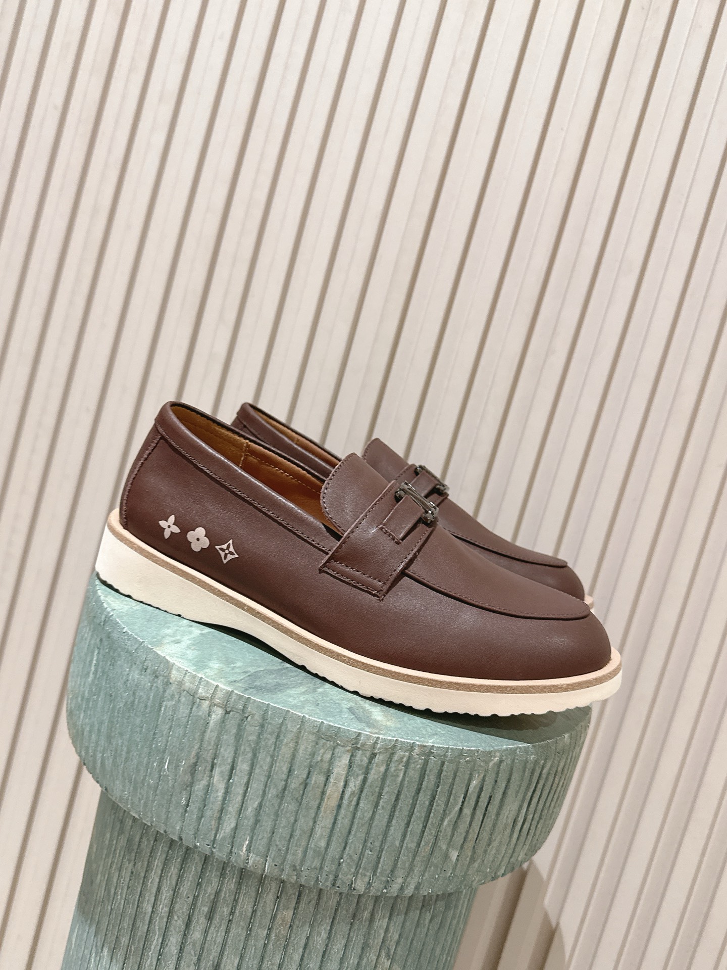 NO:900558,The top version of LV men's loafers is made of high-quality grained cowhide, with a delicate texture and durability. The upper has the classic LV metal logo, which is highly recognizable for the brand. The white rubber sole is comfortable to wear and suitable for daily commuting or leisure. The simple and elegant design is versatile and easy to wear. It can be easily worn with jeans or suit pants, and you can easily get a sense of luxury!  Size 39-40-41-42-43-44 standard leather shoe size (45 can be customized and non-returnable), loafers, louis vuitton, loafers, jeans, business suit, cowhide19860909顶级版本 LV 男款乐福鞋 选用优质粒面牛皮,质感细腻又耐用.鞋面有经典LV金属Logo,品牌辨识度超高.白色橡胶鞋底,穿着舒适,日常通勤或休闲都很适合.简约大方的设计,百搭不挑人,无论牛仔裤还是西装裤都能轻松驾驭,轻松get高级感！ 码数39-40-41-42-43-44 标准皮鞋码（45可定做不退换）,乐福鞋,louis vuitton,loafers,jeans,business suit,cowhide,Women's Shoes