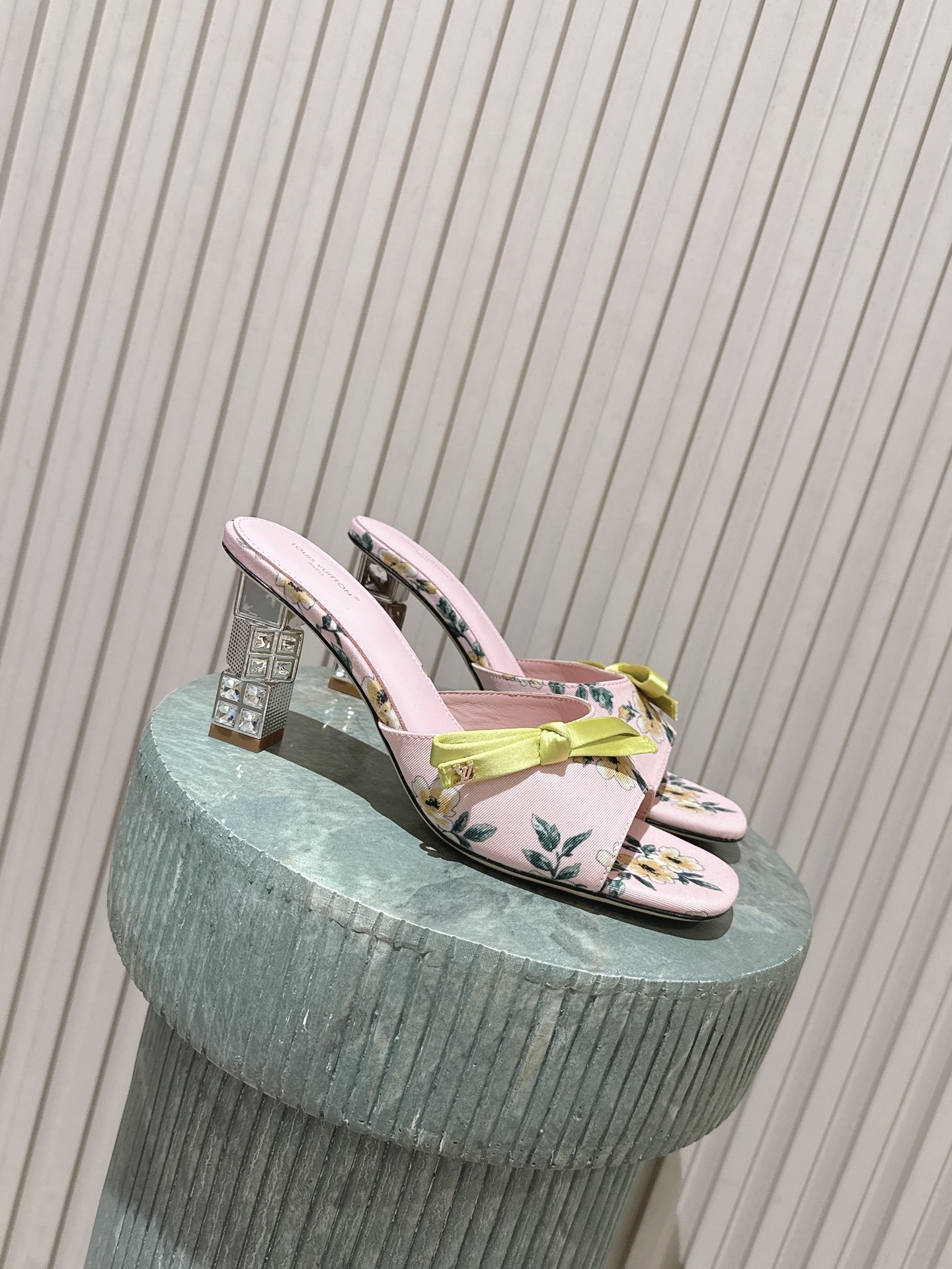 NO:900591,Top version Louis Vuitton 2026 official website spring and summer series!  Perfect last, new mid-heel sandals, official website updated simultaneously, LV hardware 'logo' is embellished, the upper is decorated with butterfly flower crafts, full of details, and the visual feast cannot conceal LV's elegant temperament. It is comfortable and easy to wear on the feet, full of femininity. The new original reverse mold last, the ultimate 1:1 shape, exquisite workmanship, and imported high-end fabrics show exquisite texture!  Fabric: silk cloth, high-quality soft sheepskin lining, imported goatskin for feet, Italian genuine leather outsole Heel height: 7 lacquered heels, yardage 35-41 (40.41 customized, non-refundable and non-exchangeable), high heels and slippers, louis vuitton, louis vuitton, sandals, high heels, slippers, sheepskin, real silk, Leather soles19860909顶级版本 Louis Vuitton 2026官网春夏系列！完美楦型、 新品中跟凉鞋、官网同步更新 Lv五金 “logo”饰以点缀,鞋面蝴蝶花工艺、细节感拉满、效果视觉盛宴难以掩饰lv的优雅气质刚刚好、上脚舒适好穿、女人味十足. 新原版倒模楦型,极致1:1形体,做工精致、进口高端面料呈现出精致质感！ 面料真丝布 内里优质柔软羊皮里、 垫脚进口山羊皮、 意大利真皮大底 跟高:7烤漆跟 码数35-41（40.41定制不退不换）,高跟鞋拖鞋,louis vuitton,louis vuitton,sandals,high heels,slippers,sheepskin,real silk,Leather soles,Women's Shoes