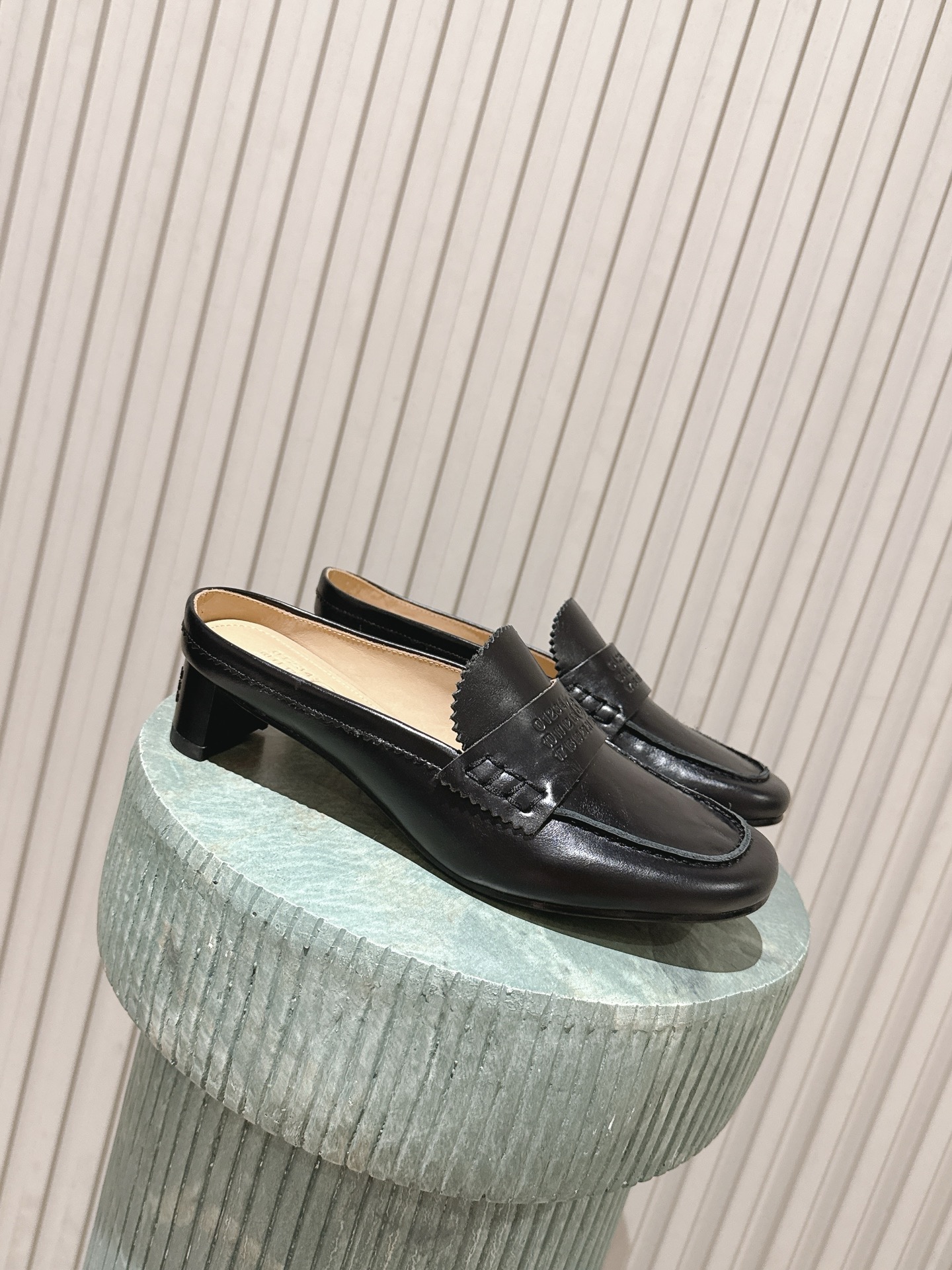 NO:900585,Top version:: Maison Margiel*26ss summer new retro mid-heeled loafers Mule slippers. Retro loafer Mule slippers with a relaxed and minimalist atmosphere. The round-toe loafers are equipped with a heelless half drag design. The shoe mouth is embellished with sawtooth lace. The embossed logo on the upper adds recognition. The heelless structure can be put on and taken off in one step. It can be adapted to various foot types.  Suitable for all colors in the wardrobe regardless of skin color, taking into account artistic appearance and practical wear in all seasons. If you want a pair of lazy commuter shoes that have a lazy retro atmosphere and are versatile and durable, this retro heelless Loft Mule slip series is an all-purpose item that your shoe cabinet needs. Upper cowhide/Niujing cowhide lining leather outsole size 35-41 (customized sizes 40 and 41 are not returnable)  Heel height 3.5cm, half drag, loafers, cowhide, Leather soles19860909顶级版本:: Maison Margiel*26ss夏季新款复古中跟乐福鞋穆勒拖 自带松弛极简氛围感的复古乐福穆勒拖,圆润圆头乐福鞋型搭配无后跟半拖设计,鞋口锯齿花边点缀,鞋面压印标识增添辨识度,无后跟结构穿脱一步到位,各种脚型都能适配. 适配衣柜里各类色系穿搭不挑肤色,兼顾文艺颜值与四季实穿性,想要一双兼顾慵懒复古氛围感、百搭耐穿的懒人通勤单鞋,这款复古无后跟乐福穆勒拖系列是鞋柜刚需万能单品. 鞋面牛皮/牛京 内里牛皮 大底真皮大底 size35-41码（40、41码定制不退换） 跟高3.5cm,半拖,loafers,cowhide,Leather soles,Women's Shoes