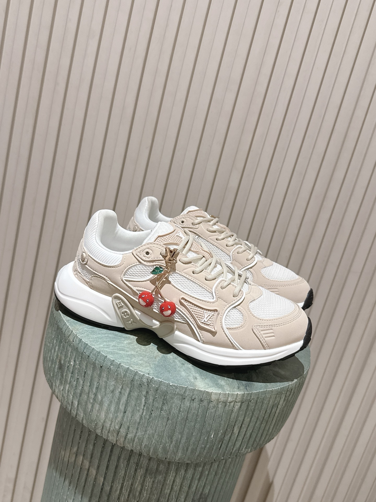 NO:900576,Top version: Couple button 50 LV Louis Vuitton OLYMPIA couple sneakers. Taikoo Hui bought two pairs for RMB to develop and re-engraved. All details are correct for the version. L Olympia sneakers combine mesh fabrics, metallic synthetic leather and other technical fabrics to reinterpret the classic running shoe design with a neat and simple design. The lightweight EVA outsole creates a comfortable and elastic wearing experience. Monogram embossing and presbyopic letters and other rich details establish recognition. Mixed material embossing on the upper  Shoelaces with Louis Vuitton elements, original molded EVA, outsole decorated with Monogram flowers, Size female 35-40, male 39-45, casual shoes/sports shoes, louis vuitton, louis vuitton, sneakers19860909顶级版本:情侣款扣子50 LV 路易威登OLYMPIA情侣款运动鞋 太古汇RMB购入两双开发 复刻 所有细节对版 本款 L Olympia运动鞋融合网格面料与金属质感合成皮革等科技面料,以利落简约设计重绎经典跑鞋设计.轻盈 EVA 外底成就舒弹穿着体验.Monogram 压纹与 老花字母等丰富细节树立辨识度 鞋面混合材质压花 鞋带路易威登元素 原版开模EVA 外底点缀 Monogram 花卉 Size女35-40 男39-45,休闲鞋/运动鞋,louis vuitton,louis vuitton,sneakers,Women's Shoes
