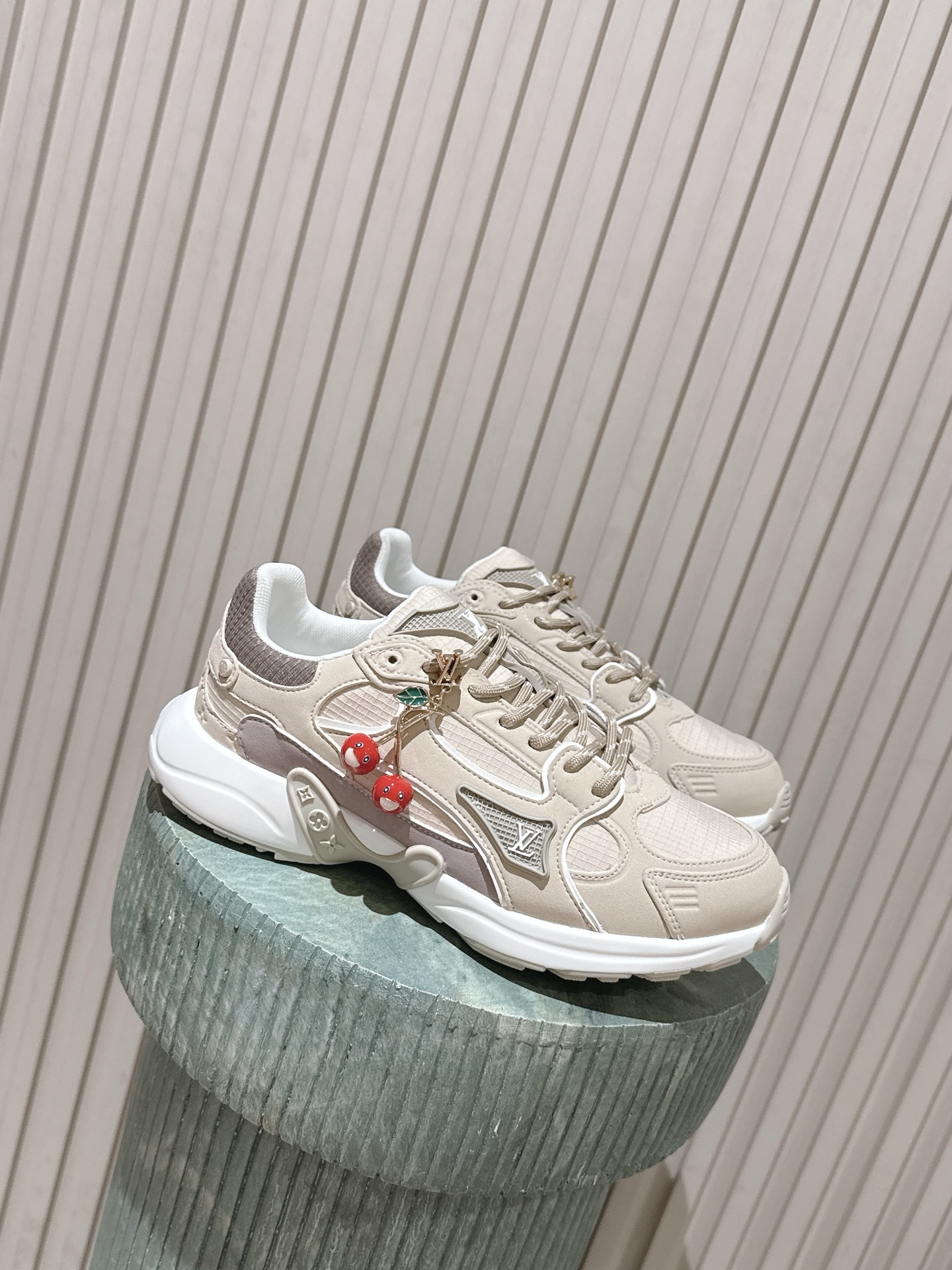 NO:900581,Top version: Couple button 50 LV Louis Vuitton OLYMPIA couple sneakers. Taikoo Hui bought two pairs for RMB to develop and re-engraved. All details are correct for the version. L Olympia sneakers combine mesh fabrics, metallic synthetic leather and other technical fabrics to reinterpret the classic running shoe design with a neat and simple design. The lightweight EVA outsole creates a comfortable and elastic wearing experience. Monogram embossing and presbyopic letters and other rich details establish recognition. Mixed material embossing on the upper  Shoelaces with Louis Vuitton elements, original molded EVA, outsole decorated with Monogram flowers, Size female 35-40, male 39-4, casual shoes/sports shoes, louis vuitton, louis vuitton, sneakers19860909顶级版本:情侣款扣子50 LV 路易威登OLYMPIA情侣款运动鞋 太古汇RMB购入两双开发 复刻 所有细节对版 本款 L Olympia运动鞋融合网格面料与金属质感合成皮革等科技面料,以利落简约设计重绎经典跑鞋设计.轻盈 EVA 外底成就舒弹穿着体验.Monogram 压纹与 老花字母等丰富细节树立辨识度 鞋面混合材质压花 鞋带路易威登元素 原版开模EVA 外底点缀 Monogram 花卉 Size女35-40 男39-4,休闲鞋/运动鞋,louis vuitton,louis vuitton,sneakers,Women's Shoes