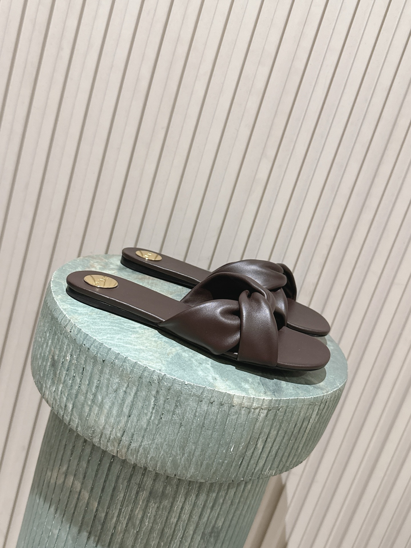 NO:900563,Top version: Saint Lauren*YSL26ss new summer knotted flat sandals. This pair of knotted flat sandals is an excellent representative of the summer atmosphere, with a lazy and luxurious sense of relaxation. The kink design of the shoe body is simple and detailed, and the smooth lines bring a casual temperament. The metal round marks inside the shoes are low-key and exquisite, adding to the texture.  There is almost no choice in style when it comes to matching. Jeans can be worn for a casual street feel, dresses are suitable for gentle holiday styles, shorts and wide-leg pants can be easily held, and are suitable for daily commuting and going out. Cowhide upper, sheepskin lining, Italian genuine leather outsole, size 35-41 (customized sizes 40 and 41 are non-returnable), slippers, saint laurent, saint  laurent,slippers,skirts,shorts,jeans,cowhide,sheepskin,Leather soles19860909顶级版本: Saint Lauren*YSL26ss夏季新款纽结平底凉拖 这双扭结平底凉拖,是夏日氛围感的绝佳代表,自带慵懒贵气的松弛感.鞋身的扭结设计简约又有细节,流畅的线条自带随性气质,鞋内的金属圆标低调又精致,把质感拉满. 搭配上几乎不挑风格,牛仔裤能穿出随性街头感,连衣裙适配温柔度假风,短裤和阔腿裤也能轻松hold住,日常通勤和出街都合适. 鞋面牛皮 内里羊皮 大底意大利真皮大底 size35-41码（40、41码定制不退换）,拖鞋,saint laurent,saint laurent,slippers,skirts,shorts,jeans,cowhide,sheepskin,Leather soles,Women's Shoes