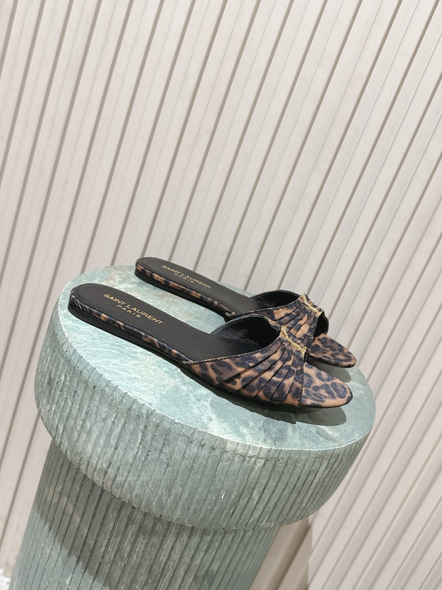 NO:900568,Top version:: Saint Lauren*26ss summer new pleated YSL buckle flat sandals. The upper is designed with pleats and is matched with a metal YSL logo. It is low-key and recognizable. It has a lazy and noble texture. It can not only control the relaxed style of vacation travel, but also adapt to the simple wear of daily commuting.  The flat-soled design takes into account both comfortable foot feel and walking stability, and it is not burdensome to wear for a long time. Whether it is paired with shorts, skirts or jeans, you can easily wear it with unique elegance and casualness. It is the finishing touch of spring and summer shoe cabinets. Upper cowhide/silk/cow suede, lining sheepskin outsole Italian genuine leather outsole size 35-41 (customized sizes 40 and 41 are non-refundable), slippers, saint laurent, saint  laurent,slippers,skirts,shorts,jeans,cowhide,sheepskin,real silk,Leather soles19860909顶级版本:: Saint Lauren*26ss夏季新款褶皱YSL扣饰平底凉拖 鞋面采用褶皱设计,搭配金属YSL标识,低调又有辨识度,自带慵懒贵气的质感,既能驾驭度假出行的松弛造型,也能适配日常通勤的简约穿搭. 平底设计兼顾了舒适脚感与行走稳定性,长时间穿着也无负担,不管是搭配短裤半裙还是牛仔裤,都能轻松穿出独有的优雅与随性,是春夏鞋柜的点睛之笔. 鞋面牛皮/真丝/牛反绒 内里羊皮 大底意大利真皮大底 size35-41码（40、41码定制不退换）,拖鞋,saint laurent,saint laurent,slippers,skirts,shorts,jeans,cowhide,sheepskin,real silk,Leather soles,Women's Shoes