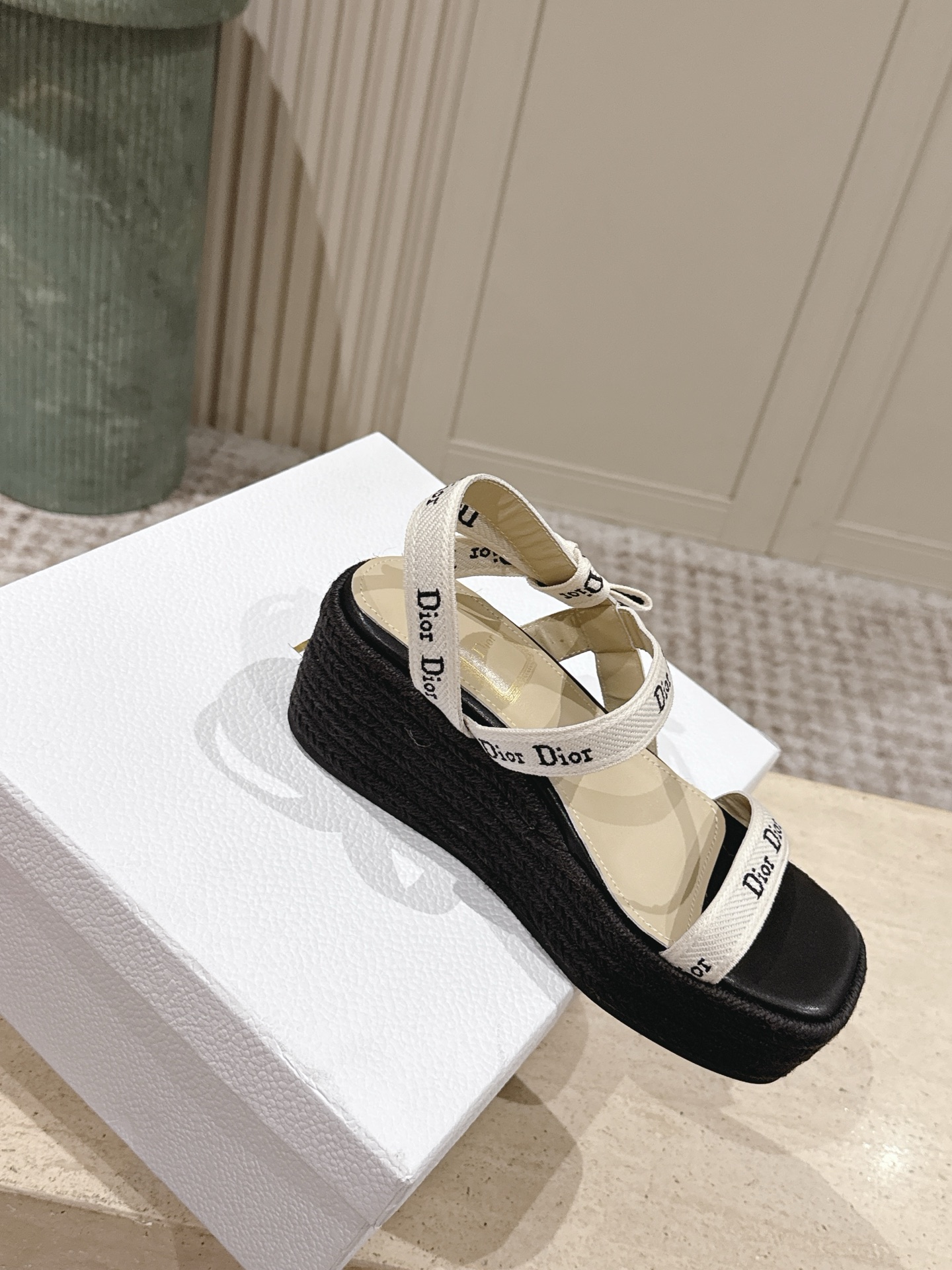 Dior 专柜款经典鞋履 4