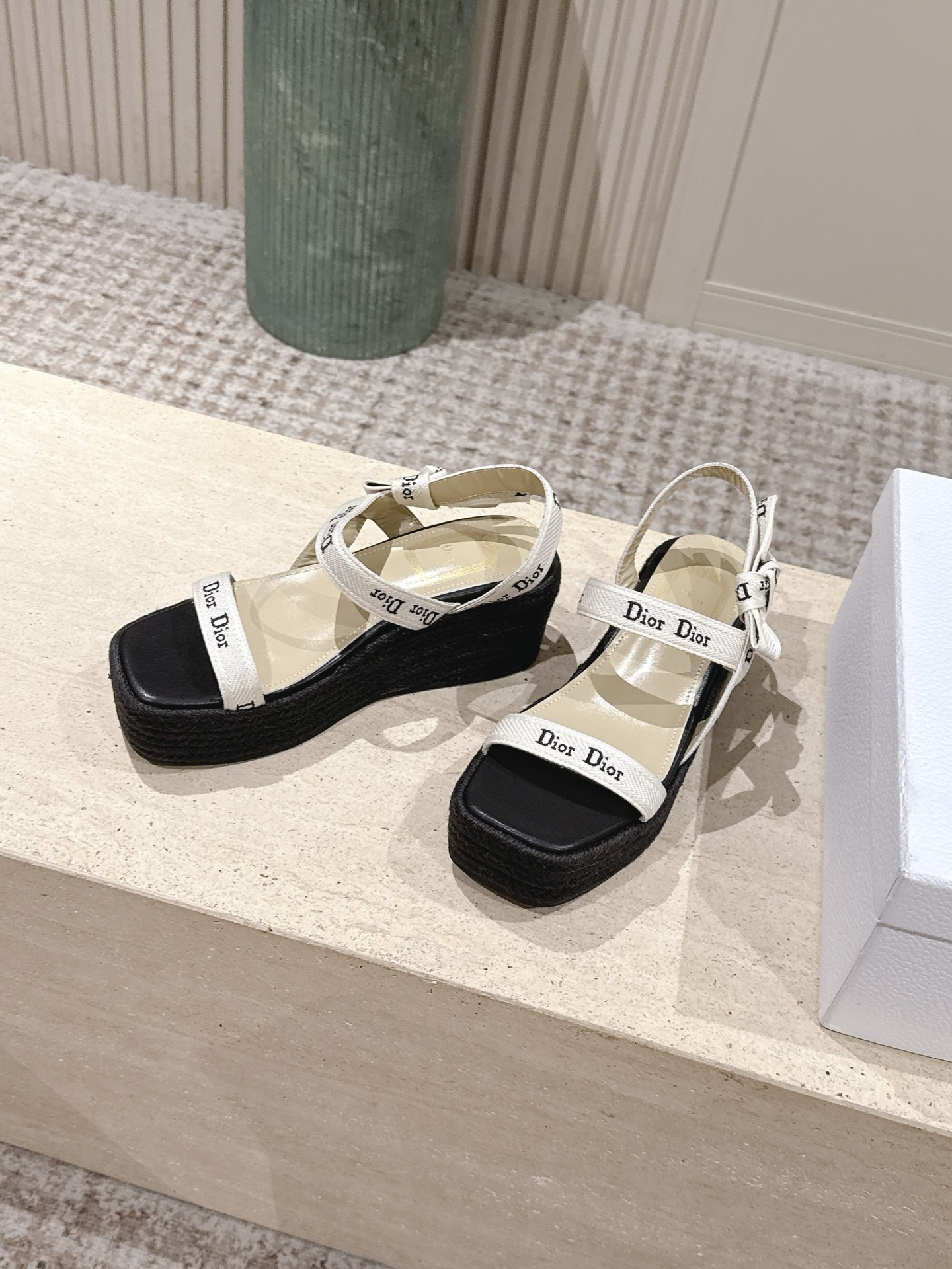 Dior 专柜款经典鞋履 3