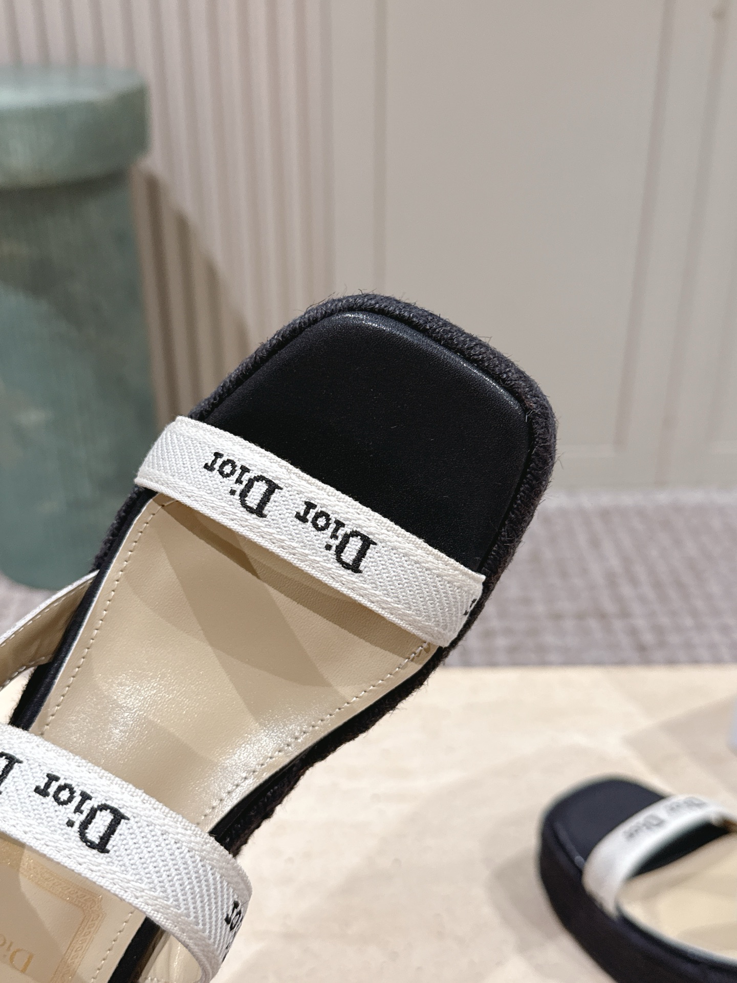 Dior 专柜款经典鞋履 6