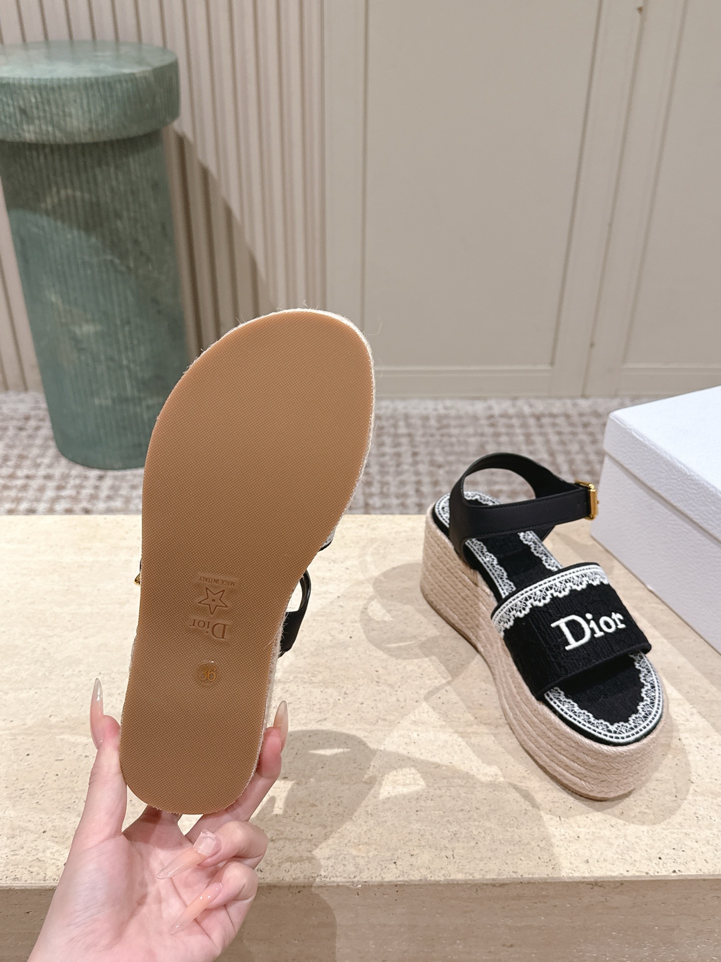 Dior 专柜款经典鞋履 9