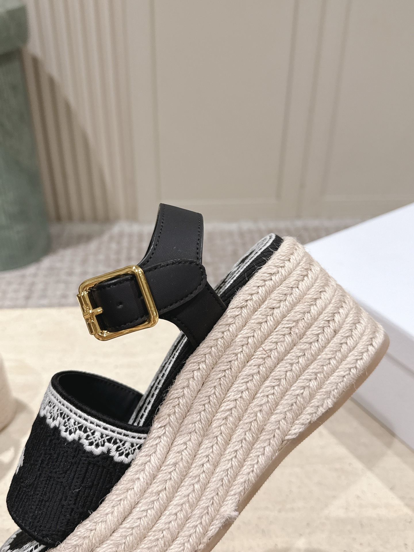 Dior 专柜款经典鞋履 8