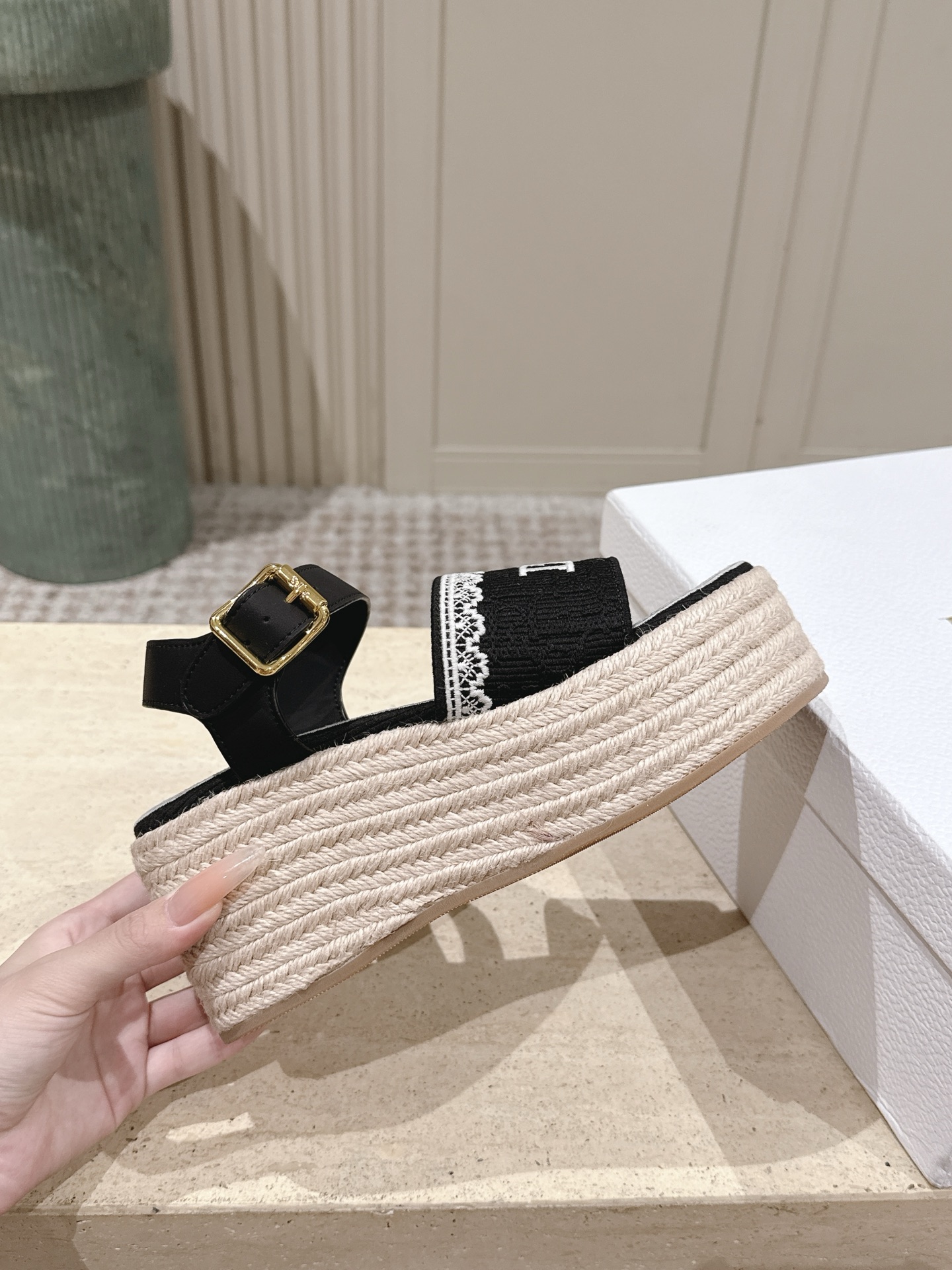 Dior 专柜款经典鞋履 5