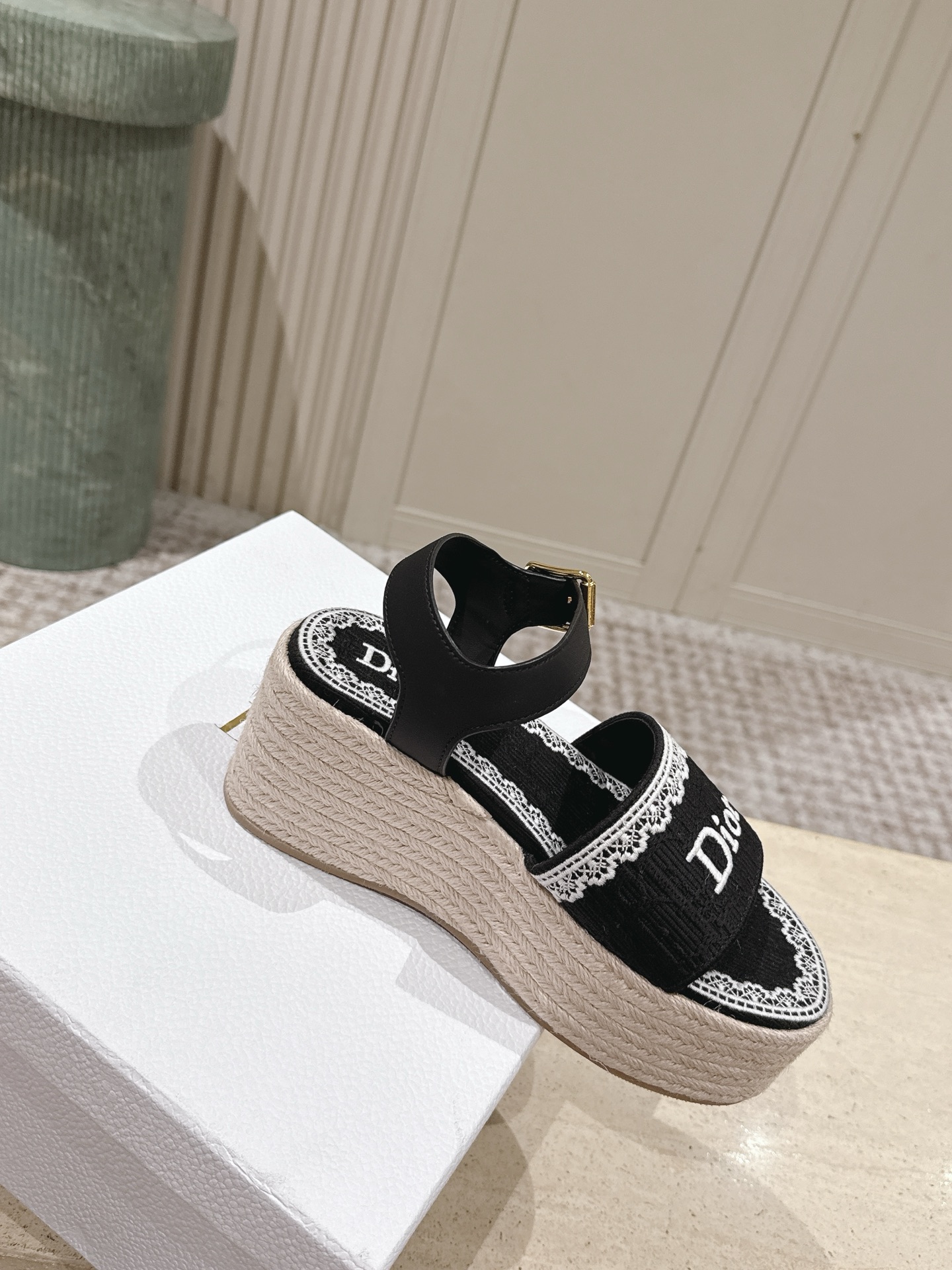 Dior 专柜款经典鞋履 4