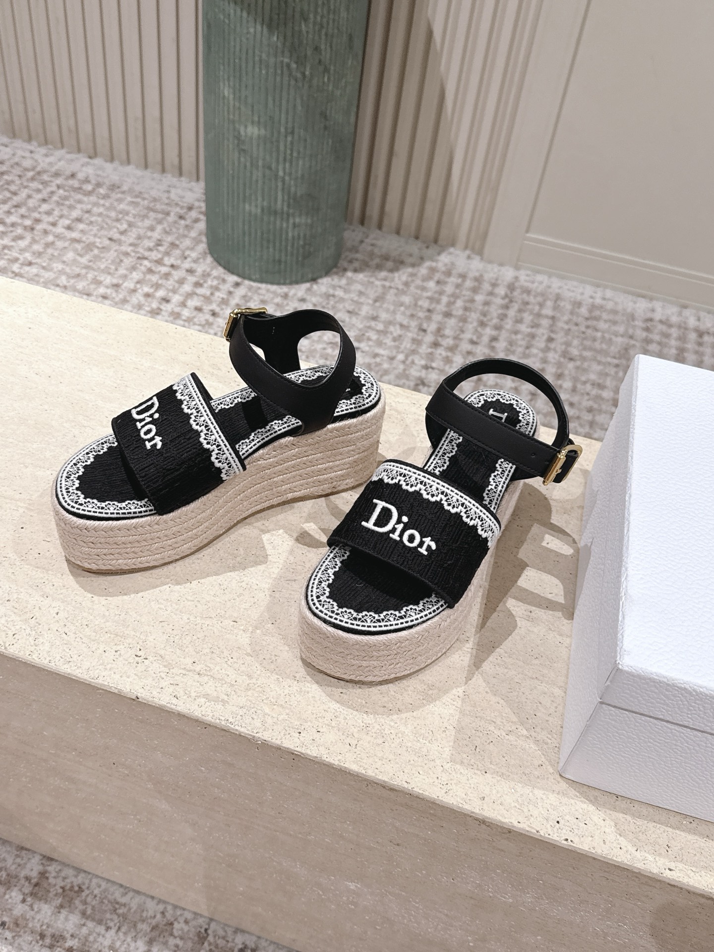Dior 专柜款经典鞋履 3