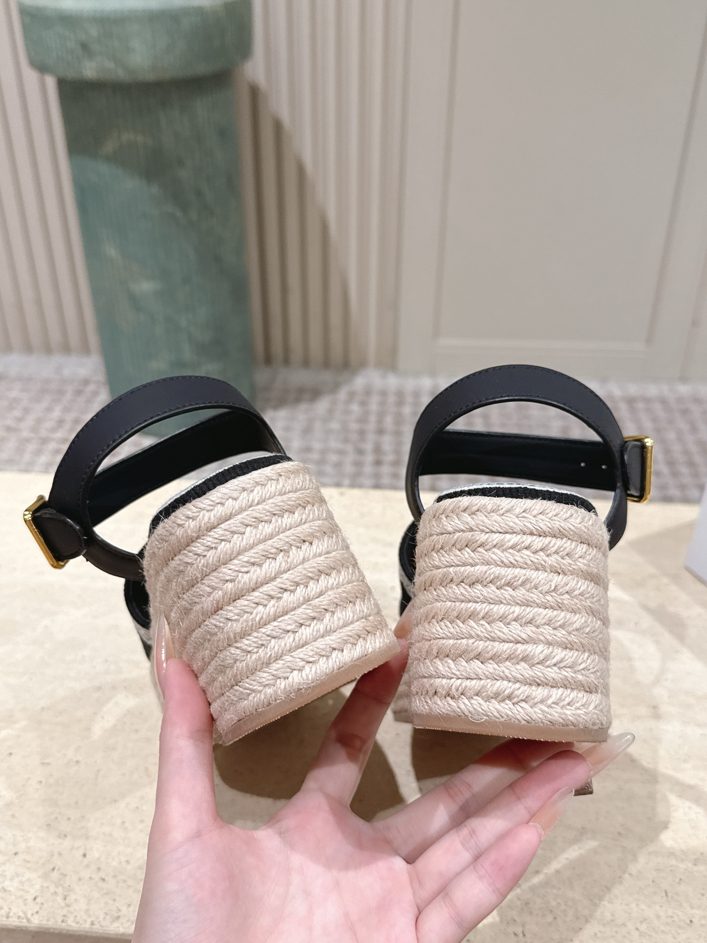 Dior 专柜款经典鞋履 7