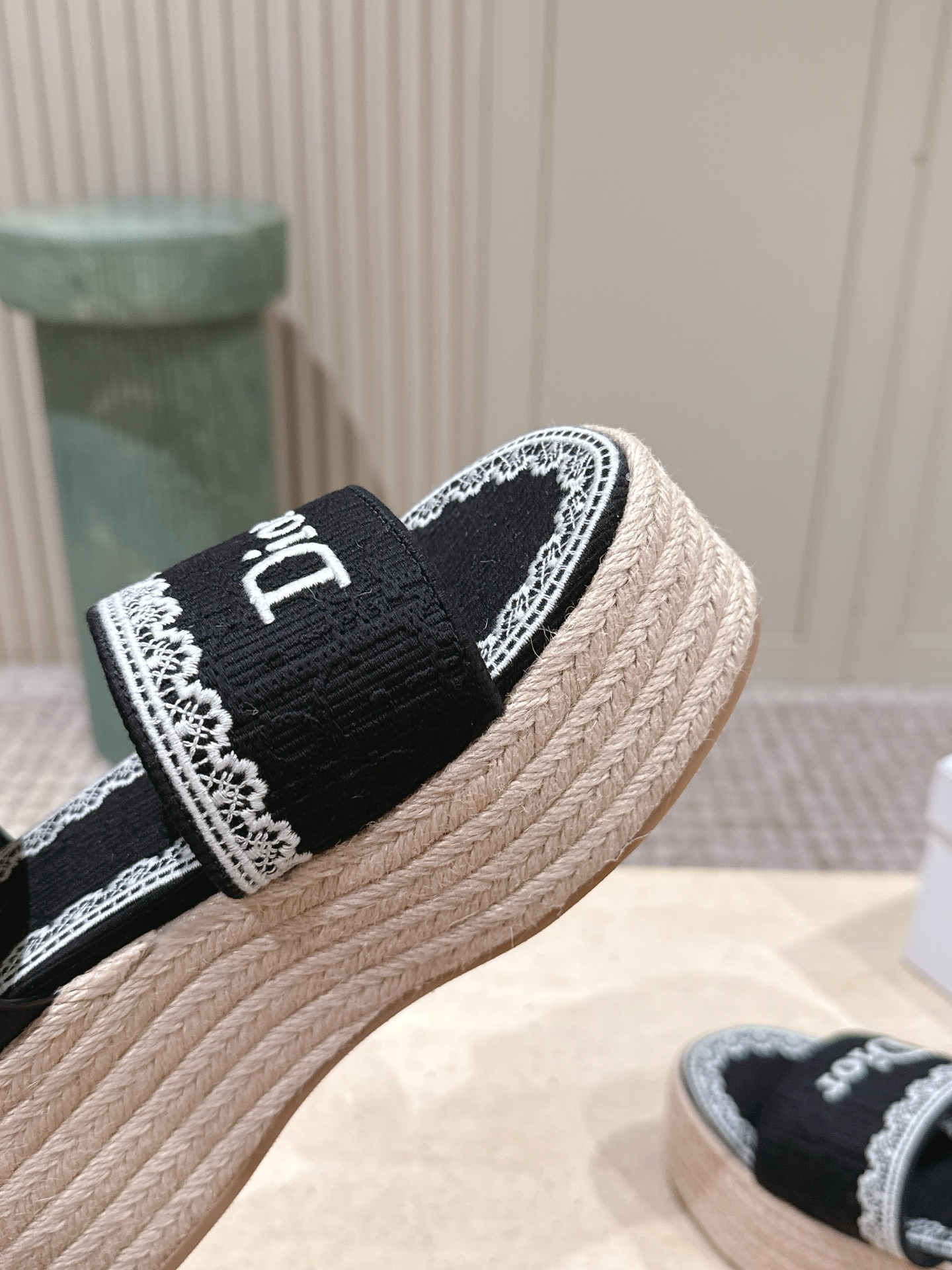 Dior 专柜款经典鞋履 6