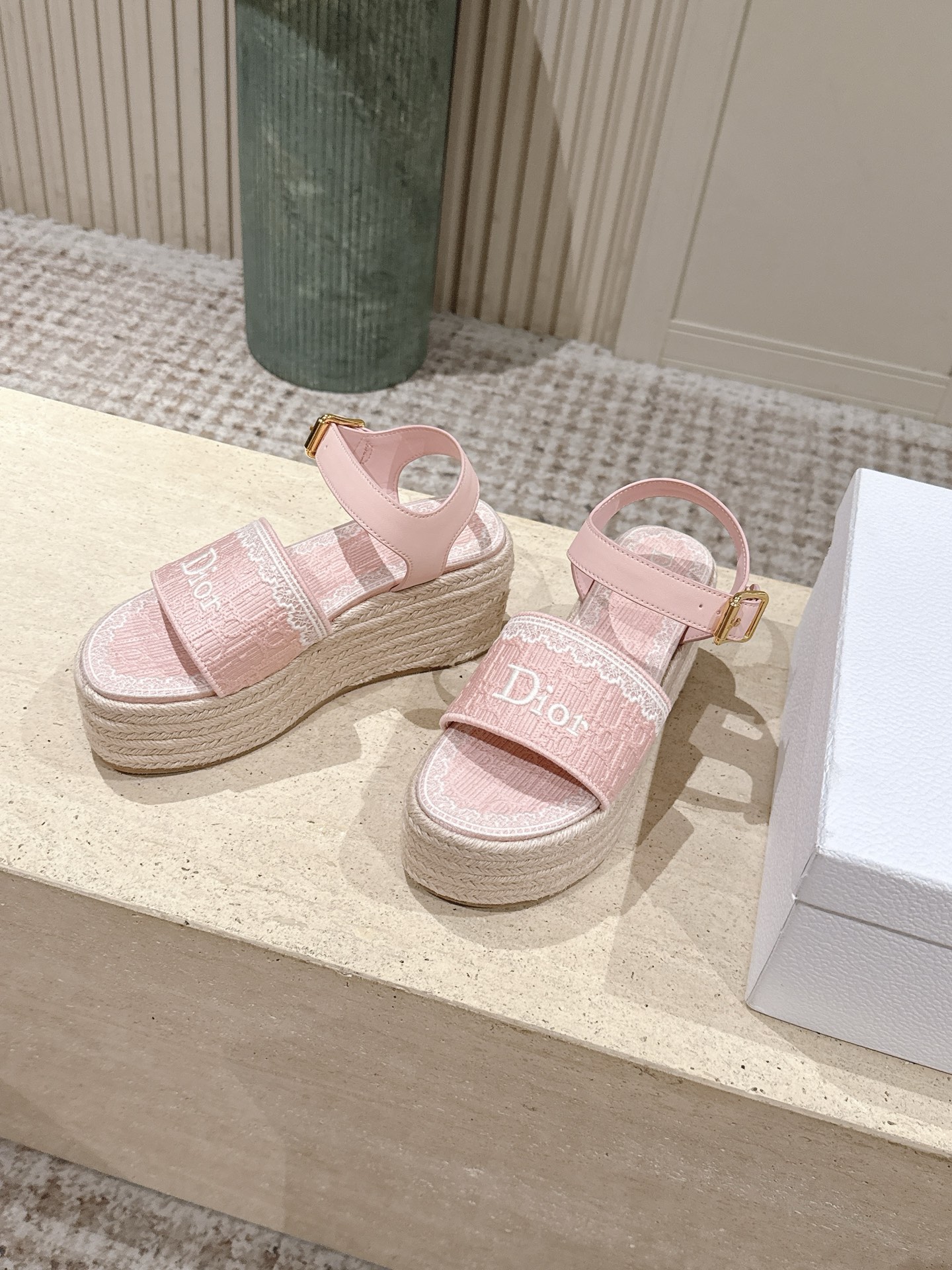 Dior 专柜款经典鞋履 3