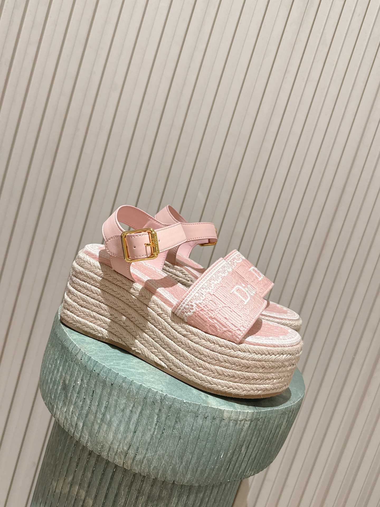NO:900551,Top version 26ss spring and summer new Dior J'Adior strap wedge sandals classic CD letter web bow square toe thick-soled slippers straw hemp rope bottom platform sandals This J'Adior strap wedge sandals are presented by Jonathan Anderson (Jonathan Anderson), a new interpretation of Dior's classic series, highlighting Dior's exquisite craftsmanship, and enhancing the style with fashion. Used  Carefully crafted from cotton embroidered fabric, it has a double-strap design. The two-color Dior embroidered ribbon is tied into a flat bow at the top, which is unique. Paired with a 7.5cm black rope wedge heel, it is more refined and elegant. The upper is custom-made with electric embroidery and high-temperature water-soluble cotton technology fabric. The inner lining is sheepskin. The sole is original molded rubber outsole (hand-woven hemp rope midsole). The heel height is 7.5cm size.  35-39 (40.41 custom-made, non-refundable), sandals, dior, dior, sandals, slippers, espadrilles, sheepskin19860909顶级版本 26ss春夏新款Dior 迪奥 J'Adior饰带坡跟凉凉鞋经典CD字母织带蝴蝶结方头厚底拖鞋草编麻绳底防水台凉拖鞋 这款J'Adior 饰带坡跟凉拖由乔纳森.安德森(Jonathan Anderson)倾情呈献,全新演绎Dior的经典系列,彰显Dior的精湛工艺,以时尚感提升格调.采用 棉质刺绣面料精心制作,双带设计,双色Dior刺绣饰带于顶部系成扁平蝴蝶结,别具一格.搭配7.5厘米黑色绳编坡跟,更显精致优雅. 鞋面定制电绣高温水溶棉质科技面料 内里垫脚羊皮 鞋底原版开模橡胶大底（手工编织麻绳中底） 跟高7.5cm size 35-39（40.41定做不退换）,凉鞋,dior,dior,sandals,slippers,espadrilles,sheepskin,Women's Shoes