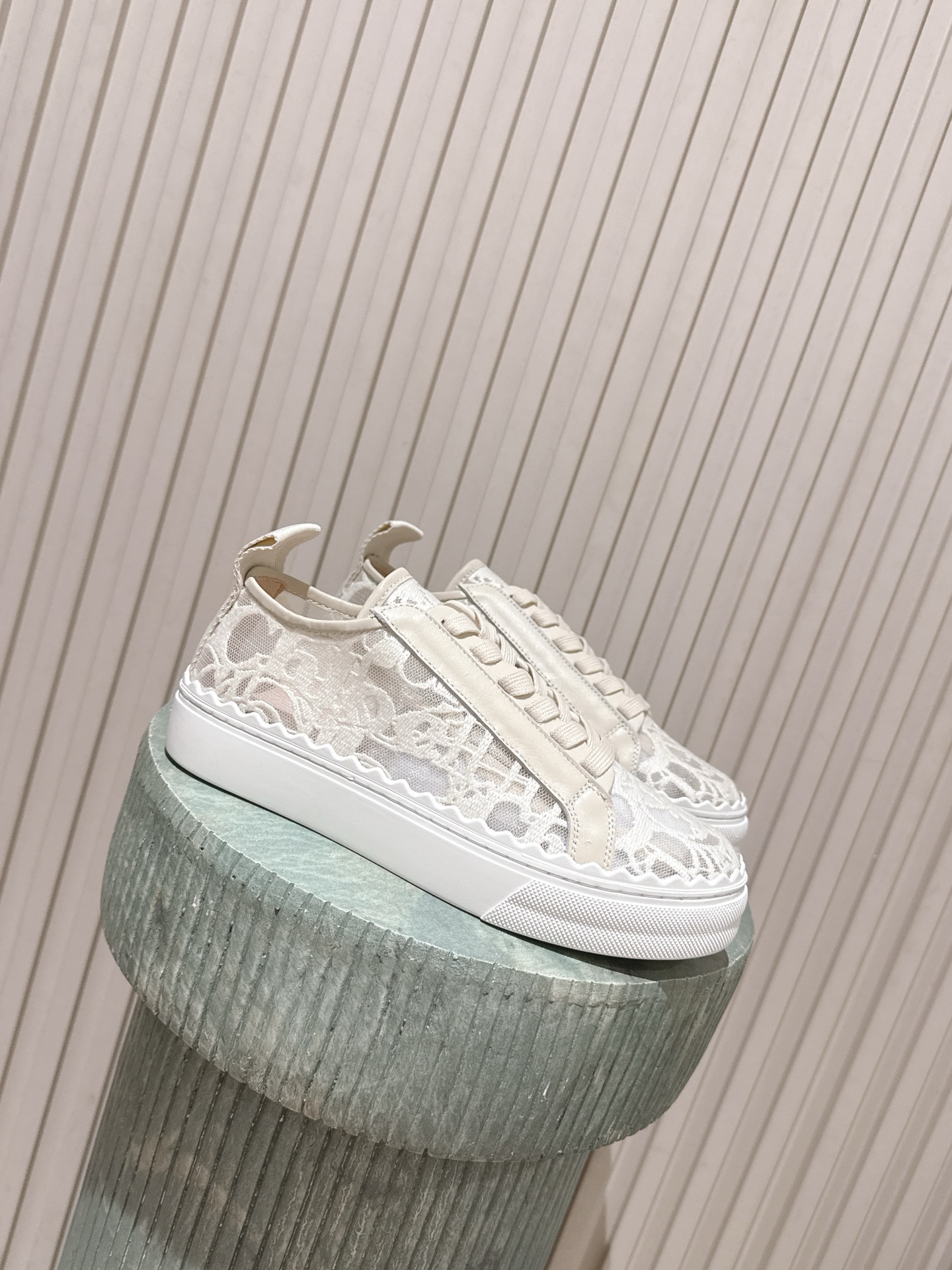 NO:900547,Top version:: ChIOe 2026 new summer mesh shoes!  The upper is fully embroidered and the lining is made of imported sheepskin!  Original rubber outsole!  It has a certain degree of hardness and resilience and is comfortable to walk on. The foot feels 100% comfortable!  Only when you try it will you realize how good the texture is and how heavy it is. Outsole: rubber outsole. Size: 35-41, casual shoes/sports shoes, sneakers, sheepskin.19860909顶级版本:: ChIOe蔻依2026夏季新款网鞋！鞋面采用了全面刺绣 内里垫脚进口羊皮里！原版橡胶大底！ 具有一定硬度性 回弹性 走起来又舒服 脚感舒适百分百！上手你才明白质感有多好 下的本有多重 大底:像胶大底 size :35——41,休闲鞋/运动鞋,sneakers,sheepskin,Women's Shoes