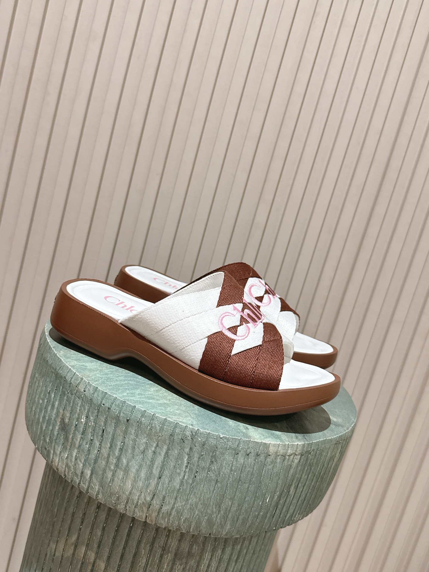 NO:900543,Top version; Chloe/Chloe's classic new summer round-toe electric embroidered woven high-heeled slippers, with slotted and filled cowhide pads in the back palm. All positions are just right. Internet celebrity hot style, top leisure vacation series, big names and Internet celebrities unanimously pursue this model, and it is even out of stock. It is an indispensable item of slippers in midsummer. It is very attractive and fashionable sports style, showing your elegance, lightness, slimming and white feet in your way. Fabric electric embroidered woven/cow leather  Original original sole. Heel height is about 4.5cm. Size 35-39. (Customized in size 40). High-density foam sole. Artificial size. Standard size 35-40, slippers, chloe, loewe, slippers, cowhide.19860909顶级版本； Chloe克洛伊/蔻依经典夏季新款圆头电绣编织高跟拖鞋,配上后掌位置挖槽填充牛皮小垫 所有的位置刚刚好 ,网红爆款,顶级休闲度假系列大咖网红一致追求此款,更是断货一度难求 盛夏不可缺少的单品拖鞋,上脚极具吸引时髦运动风尚,以你的方式彰显你的优雅、轻便、显瘦、显脚白 面料电绣编织/牛皮 原版原版鞋底  跟高约4.5cm 尺码35-39.（40定做) 高密度发泡鞋底 人工 码数35-40标准码,,拖鞋,chloe,loewe,slippers,cowhide,Women's Shoes