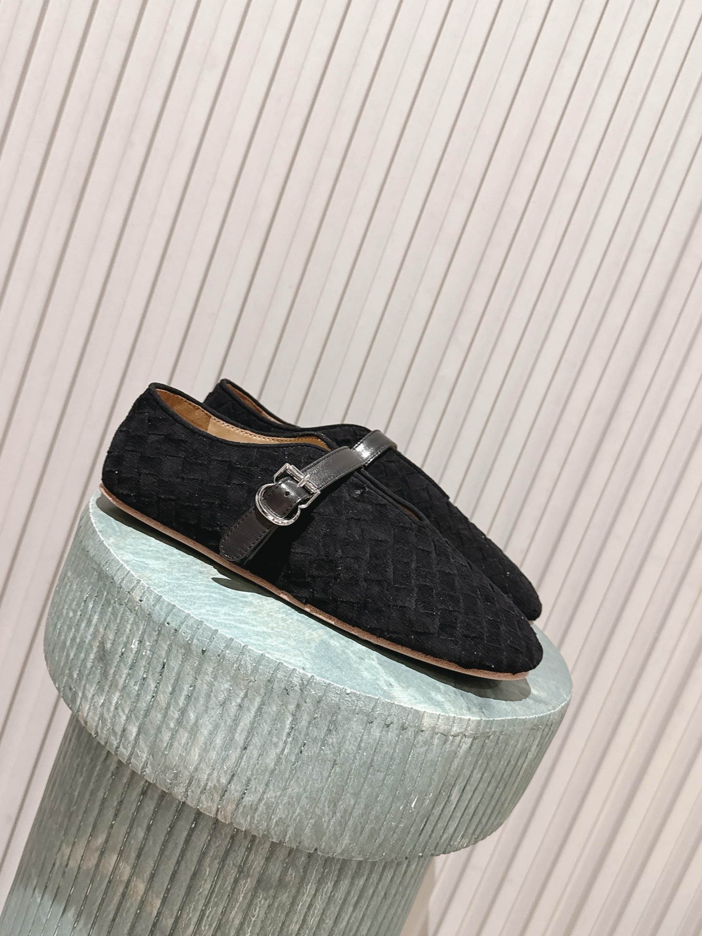 NO:900535,Top version:: Niche trendy brand The Row26ss new summer style woven cowhide round-toe shoes, fashionable and casual for all seasons, simple Muller slippers, this shoe is suitable for casual matching with essential items in all seasons, yoga pants, both are very fashionable and western-style, and are very comfortable and elastic like stepping on the feet!  Warm and stylish!  A must-have artifact for autumn and winter!  The upper is made of woven cowhide, original molded rubber outsole, size: 35-40 (35.40.41 custom-made, non-refundable), comes with original packaging, single shoes, cowhide19860909顶级版本:: 小众潮牌The Row26ss夏款新款编织牛皮圆头单鞋 四季时尚休闲潮简约穆勒拖 ,这款单鞋适合四季必备神器随意搭配,瑜伽裤,都非常时尚洋气 ,上脚就像踩感一样非常舒适Q弹 ！保暖又时髦！秋冬必备神器！ 鞋面采用编织牛皮 原版开模橡胶大底 码数:35-40（35.40.41定做不退换） 配原版包装,单鞋,cowhide,Women's Shoes