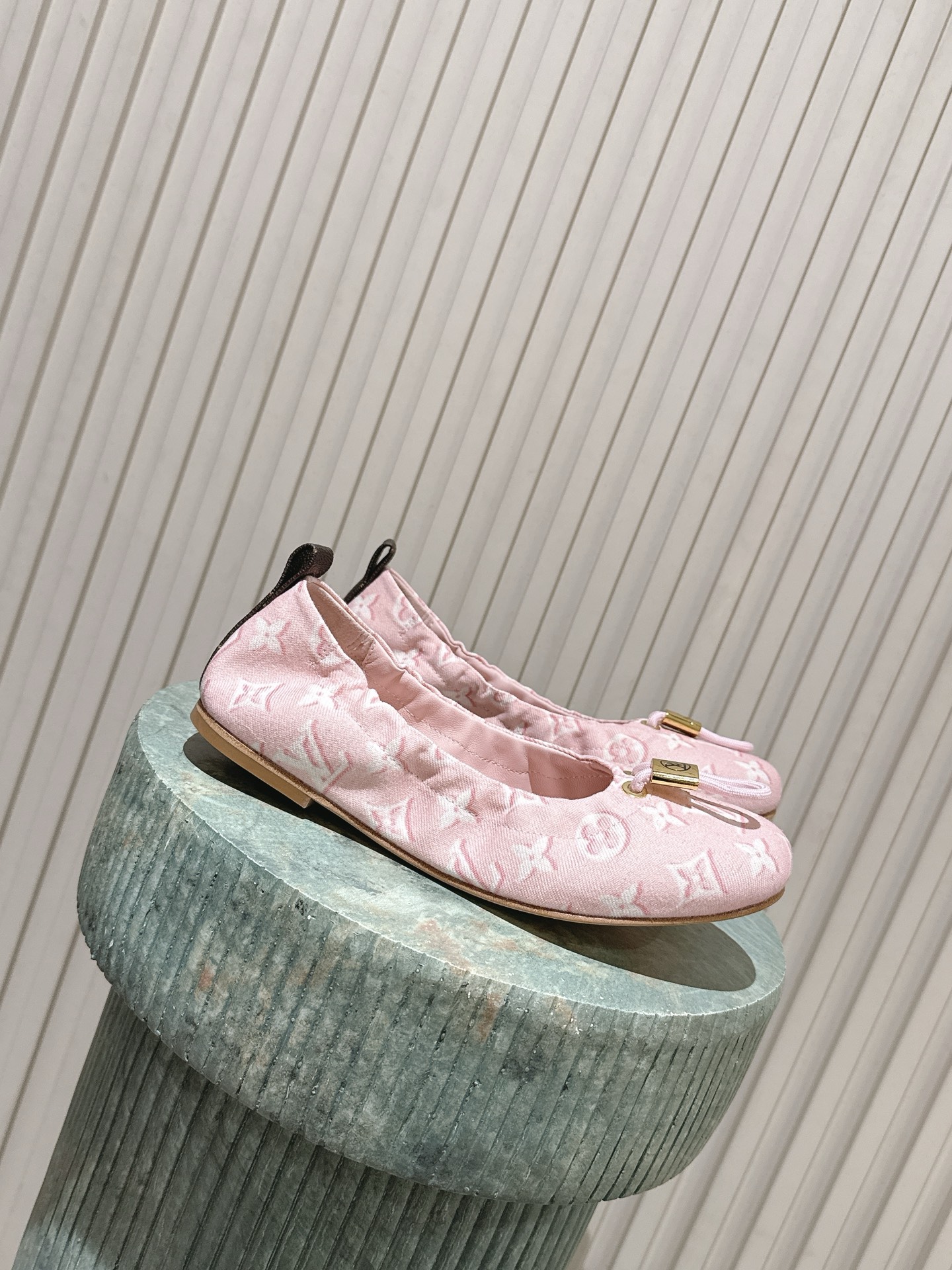 NO:921488,The top version of LV Louis Vuitton ss26 ballet shoes new arrival ~ L family's 25 spring and summer single cat-heeled slippers. The brown leather with tannin color is so brilliant!  The perfect little kitten heel, high-end, classic, sexy and comfortable, full of all the must-have items that summer shoes can give you!  Material: Fabric Lining: Full sheepskin for foot pads Outsole: Original outsole Shoe size: 35-41 (40.41 custom-made and non-returnable), ballet shoes, louis vuitton, louis vuitton, louis vuitton, sheepskin19860909顶级版本 LV Louis Vuitton ss26芭蕾舞鞋new arrival～ L家25款春夏单猫跟拖 单宁色搭配的棕色皮质,也太出彩了！ 刚刚好的绝美小猫跟,高级经典性感舒适, 拉满了夏日美鞋能给的满分搭配必备单品！ 材料:布料 内里:垫脚全羊皮 大底:原版大底 鞋码: 35-41(40.41定做不退换),芭蕾舞鞋,louis vuitton,louis vuitton,louis vuitton,sheepskin,Women's Shoes