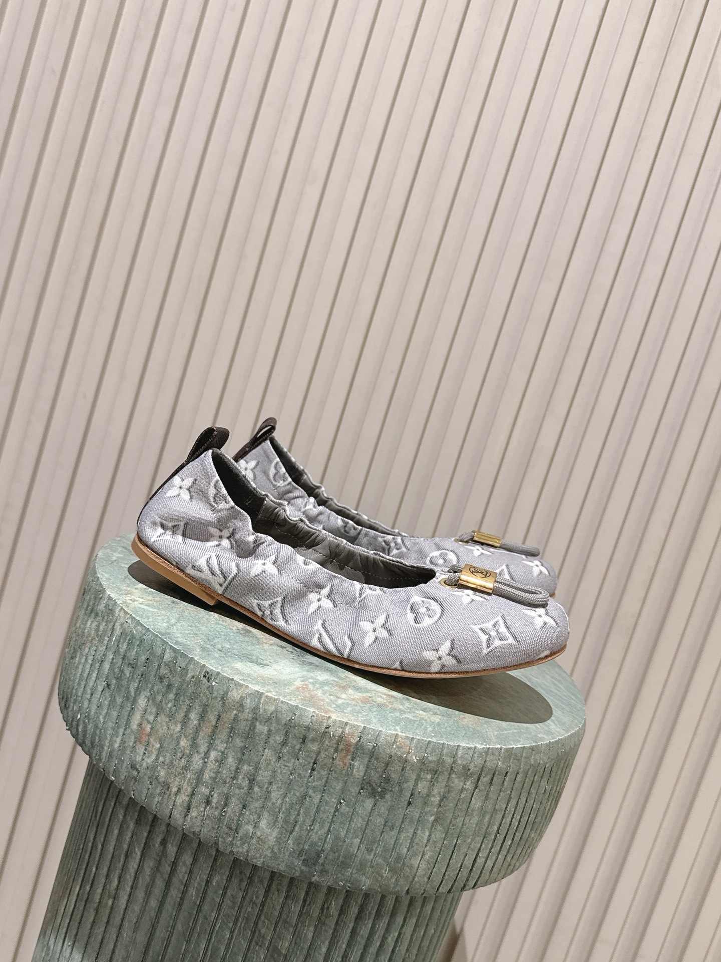 NO:921456,The top version of LV Louis Vuitton ss26 ballet shoes new arrival ~ L family's 25 spring and summer single cat-heeled slippers. The brown leather with tannin color is so brilliant!  The perfect little kitten heel, high-end, classic, sexy and comfortable, full of all the must-have items that summer shoes can give you!  Material: Fabric Lining: Full sheepskin for foot pads Outsole: Original outsole Shoe size: 35-41 (40.41 custom-made, non-returnable, ballet shoes, louis vuitton, louis vuitton, louis vuitton, sheepskin19860909顶级版本 LV Louis Vuitton ss26芭蕾舞鞋new arrival～ L家25款春夏单猫跟拖 单宁色搭配的棕色皮质,也太出彩了！ 刚刚好的绝美小猫跟,高级经典性感舒适, 拉满了夏日美鞋能给的满分搭配必备单品！ 材料:布料 内里:垫脚全羊皮 大底:原版大底 鞋码: 35-41(40.41定做不退换,芭蕾舞鞋,louis vuitton,louis vuitton,louis vuitton,sheepskin,Women's Shoes
