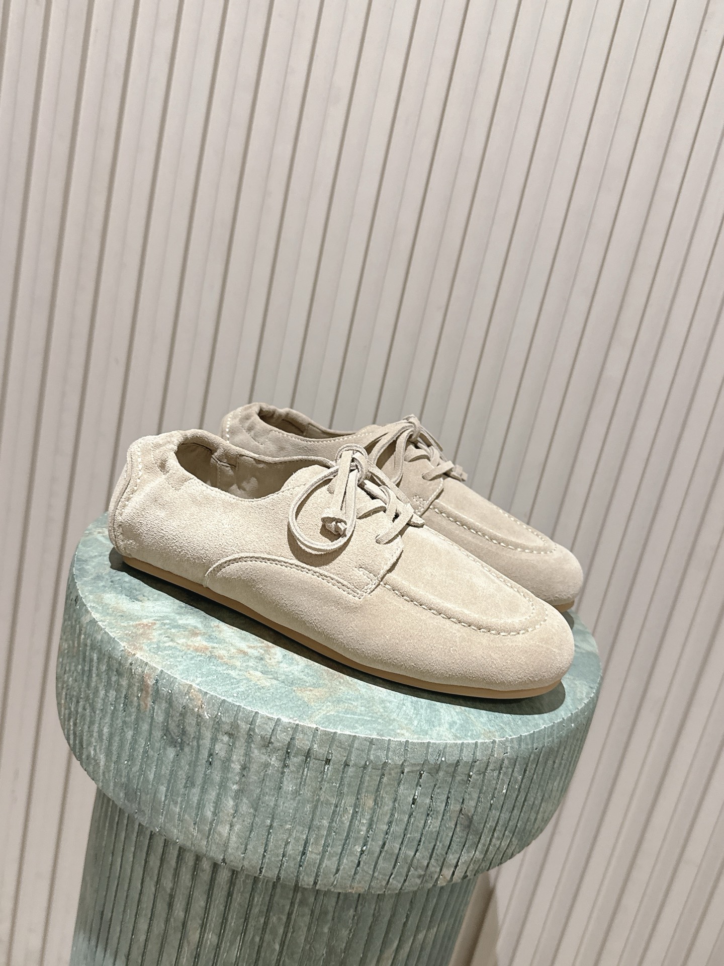 NO:921481,Top version: Celin*26ss new summer pleated lace-up loafers. These pleated lace-up loafers have a relaxed and retro atmosphere. They have a round toe shape and an elastic pleated heel. The lace design is casual and casual. The lines of the shoe body are soft and loose. The shoe compartment is sufficient to accommodate various foot types. It has a good modification effect on wide feet and fleshy feet. The slip-on style is easy to put on and take off.  Suitable for relaxed casual style and retro literary style, no matter the foot shape. Taking into account the lazy tonality and upper foot comfort, if you want a pair of everyday loafers with a full sense of atmosphere, this pleated lace-up style is the first choice for travel. The upper is high silk suede, the lining is velvet, and the outsole is rubber outsole size 35-40 (40 size customization is non-returnable), loafers, celine, loafers19860909顶级版本: Celin*26ss夏季新款褶皱系带乐福鞋 自带松弛慵懒复古氛围感的褶皱系带乐福鞋,圆润饱满的圆头鞋型,后跟做了松紧褶皱收口,系带设计随性休闲,鞋身线条柔和宽松,鞋仓余量充足,包容各种脚型,对宽脚、肉脚都有很好的修饰效果,套脚款式穿脱便捷. 适配松弛休闲风与复古文艺风穿搭,不挑脚型.兼顾慵懒调性与上脚舒适度,想要一双氛围感满满的日常乐福鞋,这款褶皱系带款是出行穿搭的优选单品. 鞋面高丝光牛反绒 内里绒里 大底橡胶大底 size35-40码（40码定制不退换）,乐福鞋,celine,loafers,Women's Shoes