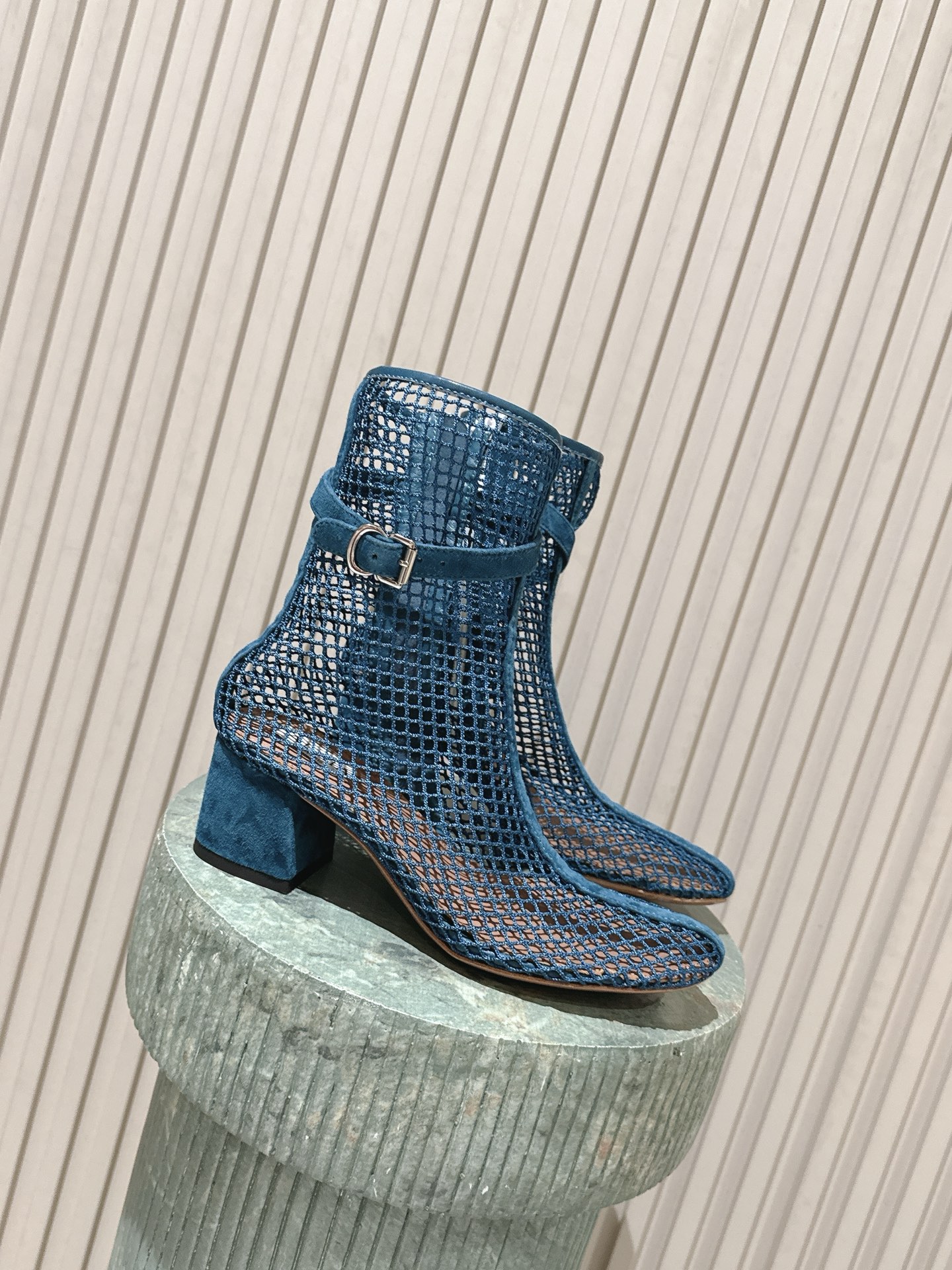 NO:921471,Top version of the niche trendy brand ALAIA. Spring and summer new fishnet gauze high heel thick heel sandals and bare boots | Casual holiday prelude, hollow mesh weaving for a lazy and relaxed style. Every step exudes a casual and comfortable atmosphere. The thong-toe version has a retro French style. The buckle design takes into account both fit and ease of putting on and taking off. The simple shoe shape hides a low-key and high-end texture. It looks great with wide-leg pants and skirts.  Unlock the refreshing and effortless atmosphere of summer. Suitable for those who prefer neat individuality and pursue taste. Refreshing and eye-catching but with high-end heritage. The upper is made of imported patent leather spliced with the original fishnet surface. The lining is imported sheepskin. Original ZP molded outsole. Heel height: 5.5cm, size 35-40 (40 non-returnable), boots, alaia, boots, skirts, sheepskin19860909顶级版本 小众潮牌 ALAIA阿莱雅 春夏新品渔网纱高跟粗跟凉靴裸靴｜随性度假序章,镂空网面编织慵懒松弛格调 每一步都漾开随性自在气场 夹趾版型自带复古法式风骨 搭扣设计兼顾贴合与穿脱便捷 简约鞋型暗藏低调高级质感 配阔腿裤半身裙都适配出彩 解锁夏日清爽不费力穿搭氛围 适合偏爱利落个性又追求品味的穿搭爱好者 清爽吸睛却自带高级底蕴 鞋面采用进口漆皮拼接原版渔网面 内里垫脚进口羊皮 原版ZP开模大底 跟高:5.5cm size 35-40（40定不退换）,靴子,alaia,boots,skirts,sheepskin,Women's Shoes