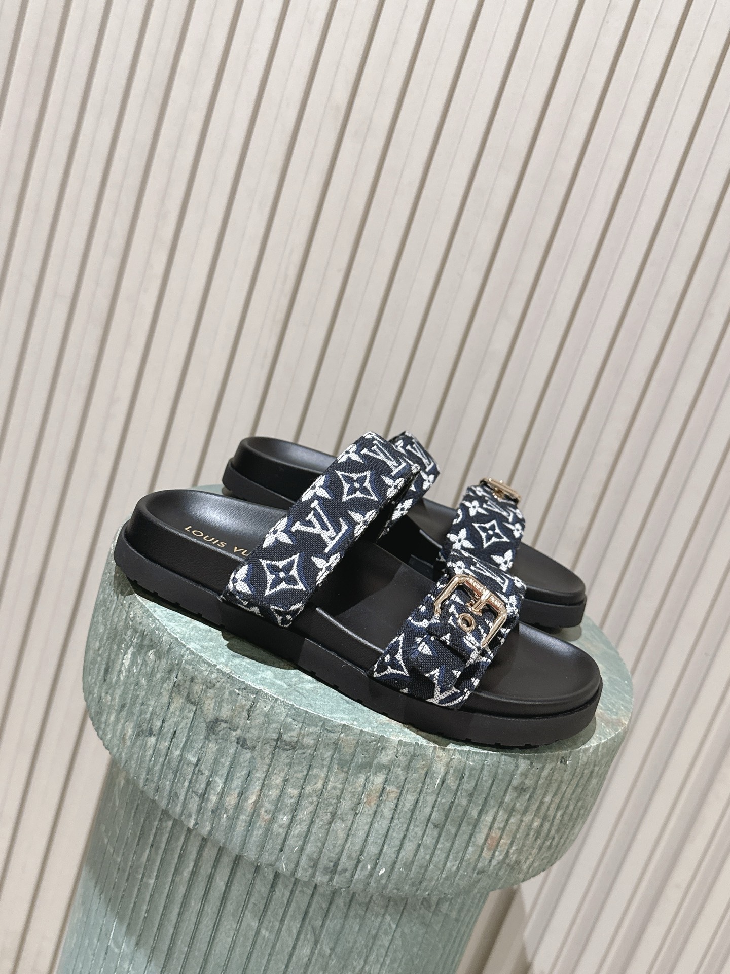 NO:921467,Top version for women and men Louis vuitt..ss26 new arrival～Good-looking slippers LV19860909顶级版本女 男 Louis vuitt..ss26 new arrival～好看的拖鞋 LV X TM Pool Plllow ~ 很适合夏天哦～俏皮可爱的 关键脚感超级轻盈,舒适好看 size 35-45,拖鞋,louis vuitton,louis vuitton,slippers,Women's Shoes