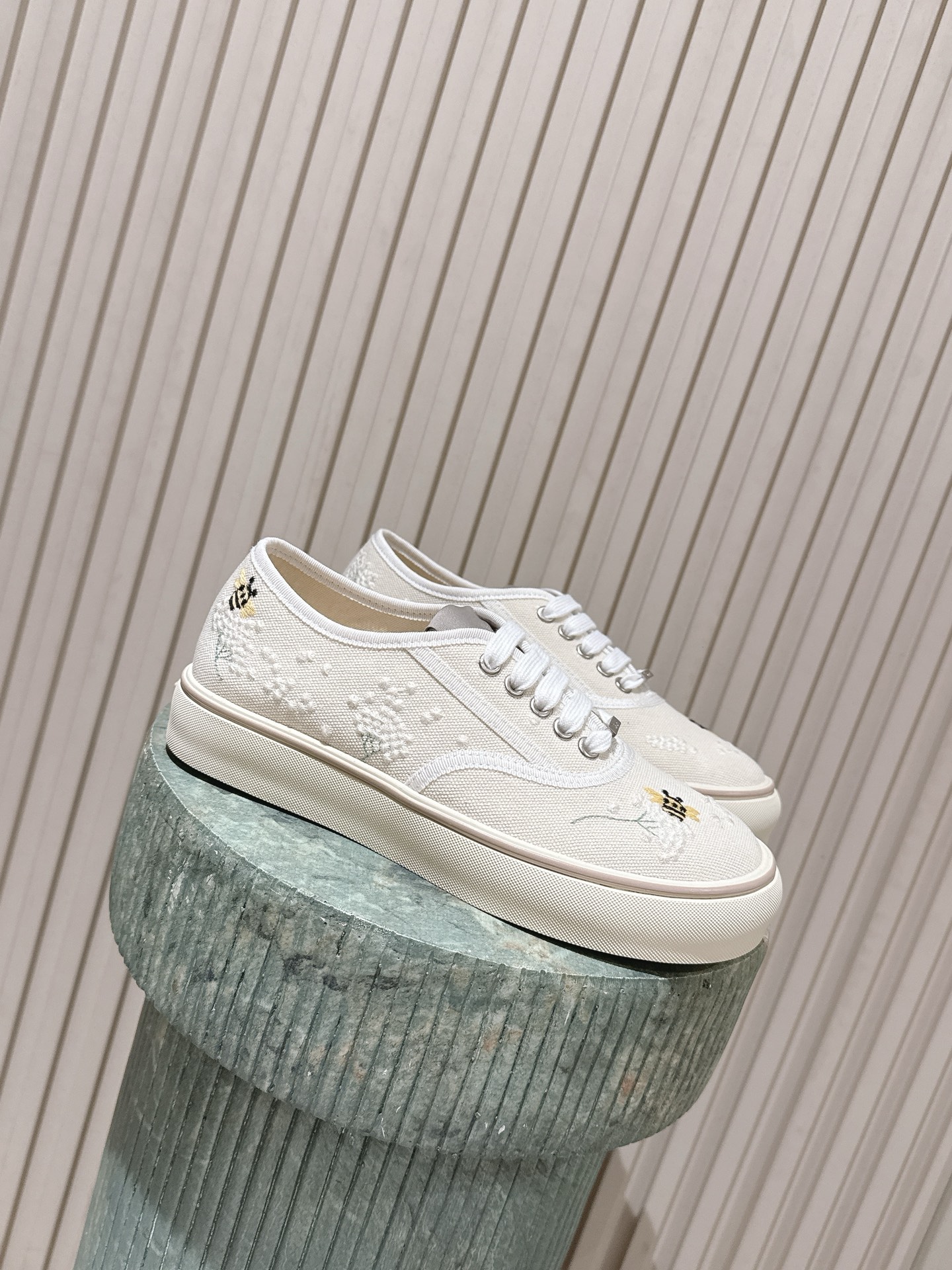 NO:921463,Top version Dior Dior 26/ early spring new lace embroidered canvas shoes  This pair of canvas shoes from Dior has the 'feelings of a wealthy family' welded to the feet, with denim texture + exquisite lace, with just the right balance of sweetness and coolness. In four colors: navy blue/off-white/light gray/haze blue, each pair looks like they came out of a French illustrated magazine. The embroidery of Dior letters on the shoes is low-key and noble. When paired with pleated skirts and jeans, they are so gentle and glowing. It has the kind of lazy fashion sense that 'can be worn in any outfit', gentle and powerful.  Low saturation tones make it easy to wear from the office to the cafe. The rubber sole is soft and elastic and does not tire your feet. The breathable canvas material says goodbye to stuffy feet. The upper is original high-density canvas. The lining is original high-density canvas. Outsole TPU two-color molded outsole Size #35-41 (40.41 customization is non-refundable), casual shoes/sports shoes, dior, dior, sneakers, skirts, jeans19860909顶级版本 Dior迪奥 26/ 早春新款蕾丝刺绣帆布鞋 Dior这双帆布鞋把“富家千金感”焊在脚上了,牛仔布纹理+精致蕾丝花边,甜酷平衡得刚刚好.藏青/米白/浅灰/雾霾蓝四色,每一双都像从法式画报里走出来,鞋身Dior字母刺绣低调显贵,搭配百褶裙、牛仔裤都温柔到发光.是那种“随便一套都很会穿”的懒人时髦感,温柔又有力量. 低饱和色调不挑穿搭,从办公室走到咖啡馆都体面 橡胶底软弹不累脚,透气帆布材质告别闷脚. 鞋面原版高密度帆布 内里原版高密度帆布 大底TPU双色开模大底 Size#35-41（40.41定制不退换）,休闲鞋/运动鞋,dior,dior,sneakers,skirts,jeans,Women's Shoes