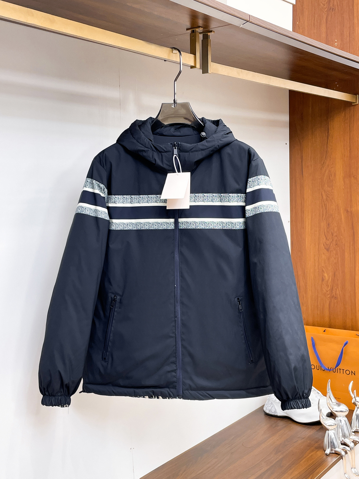 NO:730161,It supports the exchange of Dior three-standard 2025 new winter down jackets after the end of the year. The new products on the show are in perfect condition, comfortable and warm, with full and attractive colors. The very outstanding design can easily enhance the sense of fashion. The workmanship is extremely sophisticated and rigorous, and the wiring is neat and meticulous!  A masterpiece from a famous designer!  The upper body does not look bloated and is super handsome!  Available sizes M ~ XXXL,, dior, jackets & coats, down jacket,19860909支持年后退换迪奥三标齐全2025冬季新款羽绒棉服外套,秀场新品品相非常完美,舒适保暖,色泽饱满诱人,非常出彩的设计,轻松将时髦感进阶,做工极为考究严谨,走线工整细致！大牌设计师巨作！上身不显臃肿、超级帅气！现货码数M ～ XXXL,,dior,jackets & coats,down jacket,,Men's clothing