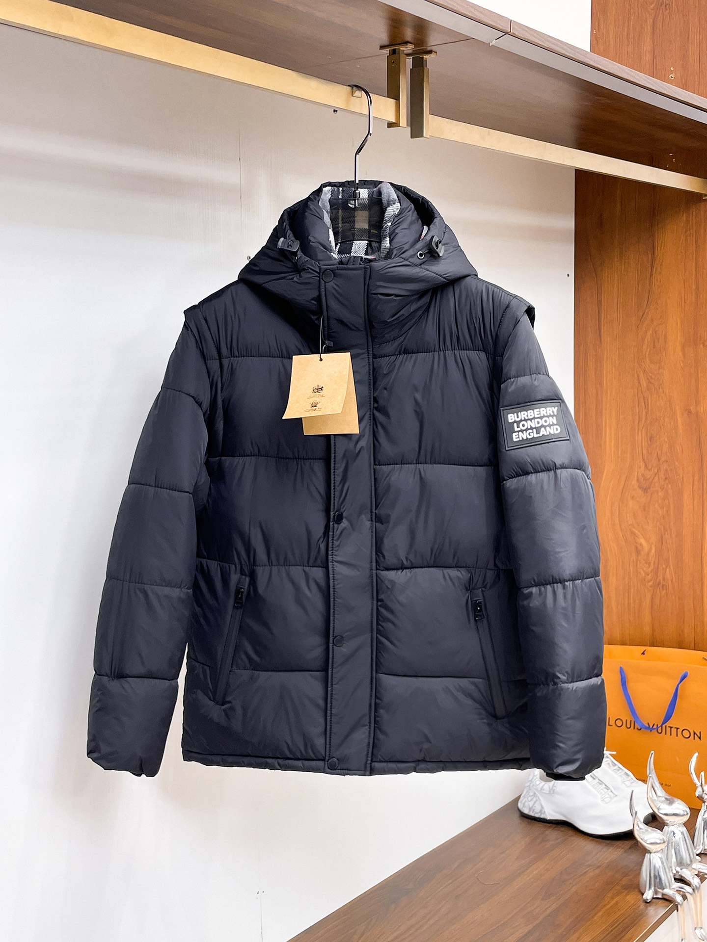 NO:730166,Burberry's new three-standard 2025 winter down jackets are supported for exchange after the year. The new products on the show are in perfect condition, comfortable and warm, with full and attractive colors. The very outstanding design easily enhances the sense of fashion. The workmanship is extremely sophisticated and rigorous, and the wiring is neat and meticulous!  A masterpiece from a famous designer!  The upper body does not look bloated and is super handsome!  Available sizes M ~ XXXL,,burberry,jackets & coats,down jacket,19860909支持年后退换巴宝莉三标齐全2025冬季新款羽绒棉服外套,秀场新品品相非常完美,舒适保暖,色泽饱满诱人,非常出彩的设计,轻松将时髦感进阶,做工极为考究严谨,走线工整细致！大牌设计师巨作！上身不显臃肿、超级帅气！现货码数M ～ XXXL,,burberry,jackets & coats,down jacket,,Men's clothing