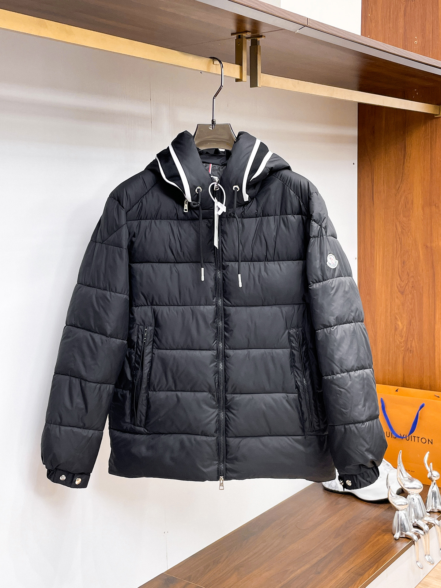 NO:730171,The 2025 new winter down jacket is supported for replacement after the end of the year. The three standard masks are complete. The new products on the show are in perfect condition. They are comfortable and warm. The color is full and attractive. The design is very outstanding. It can easily enhance the sense of fashion. The workmanship is extremely sophisticated and rigorous, and the wiring is neat and meticulous!  A masterpiece from a famous designer!  The upper body does not look bloated and is super handsome!  Available sizes M ~ XXXL,,Moncler,jackets & coats,down jacket,19860909支持年后退换蒙口三标齐全2025冬季新款羽绒棉服外套,秀场新品品相非常完美,舒适保暖,色泽饱满诱人,非常出彩的设计,轻松将时髦感进阶,做工极为考究严谨,走线工整细致！大牌设计师巨作！上身不显臃肿、超级帅气！现货码数M ～ XXXL,,Moncler,jackets & coats,down jacket,,Men's clothing