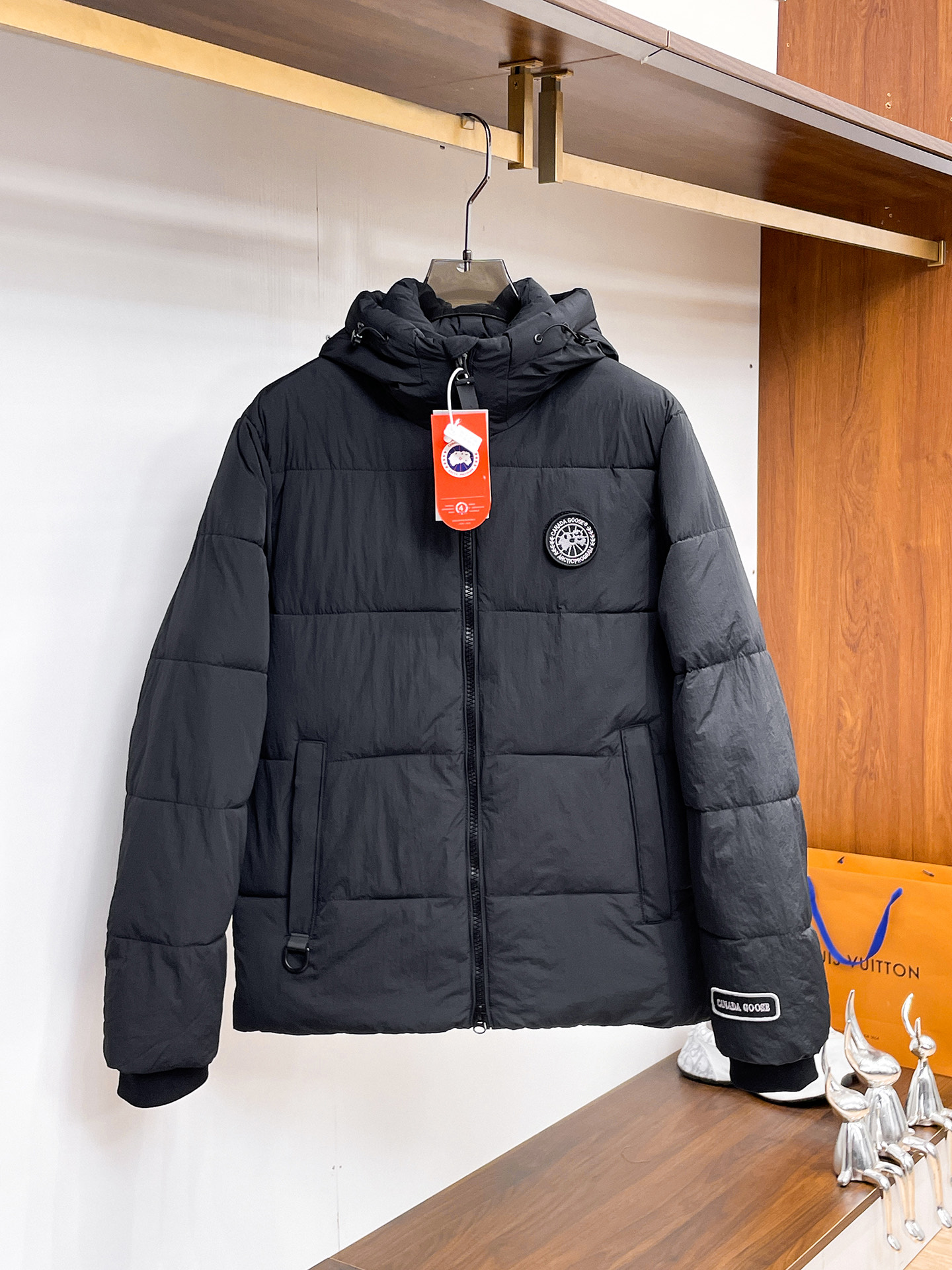 NO:730181,It supports exchange after the new year. Goose's three-standard 2025 new winter down jacket is perfect. The new product on the show is in perfect condition. It is comfortable and warm. The color is full and attractive. The design is very outstanding. It can easily enhance the sense of fashion. The workmanship is extremely sophisticated and rigorous, and the wiring is neat and meticulous!  A masterpiece from a famous designer!  The upper body does not look bloated and is super handsome!  Available sizes M ~ XXXL,,jackets & coats,down jacket,19860909支持年后退换大鹅三标齐全2025冬季新款羽绒棉服外套,秀场新品品相非常完美,舒适保暖,色泽饱满诱人,非常出彩的设计,轻松将时髦感进阶,做工极为考究严谨,走线工整细致！大牌设计师巨作！上身不显臃肿、超级帅气！现货码数M ～ XXXL,,jackets & coats,down jacket,,Men's clothing