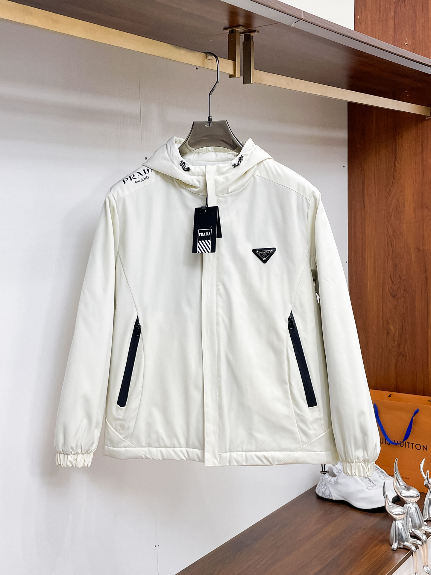 NO:730186,Prada’s three-standard 2025 winter new down jacket is supported for exchange after the year. The new product on the show is in perfect condition, comfortable and warm, with full and attractive colors. It is a very outstanding design that can easily enhance the sense of fashion. The workmanship is extremely sophisticated and rigorous, and the wiring is neat and meticulous!  A masterpiece from a famous designer!  The upper body does not look bloated and is super handsome!  Available sizes M ~ XXXL,,prada,jackets & coats,down jacket,19860909支持年后退换普拉达三标齐全2025冬季新款羽绒棉服外套,秀场新品品相非常完美,舒适保暖,色泽饱满诱人,非常出彩的设计,轻松将时髦感进阶,做工极为考究严谨,走线工整细致！大牌设计师巨作！上身不显臃肿、超级帅气！现货码数M ～ XXXL,,prada,jackets & coats,down jacket,,Men's clothing