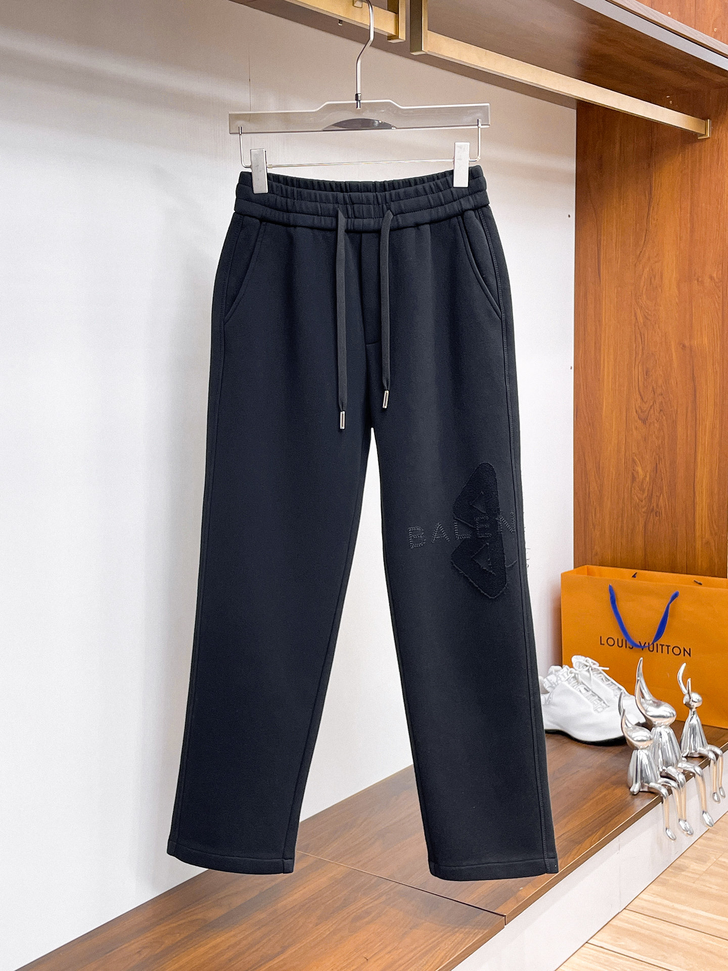 NO:610865,Balenciaga 2025 new autumn and winter casual pants!  On sale simultaneously on the official website. Brand classic LOGO casual pants, customized fabrics, excellent comfort, strong touch. Highly recognizable, perfect appearance and craftsmanship. Sizes M-3XL, balenciaga, alexander wang19860909巴黎世家 2025秋冬新款休闲裤！官网同步发售.品牌经典LOGO休闲裤 ,定制面料,舒适度极好,手触感强烈.辨识度极高,完美品相工艺. 尺码M-3XL,,balenciaga,alexander wang,Men's clothing