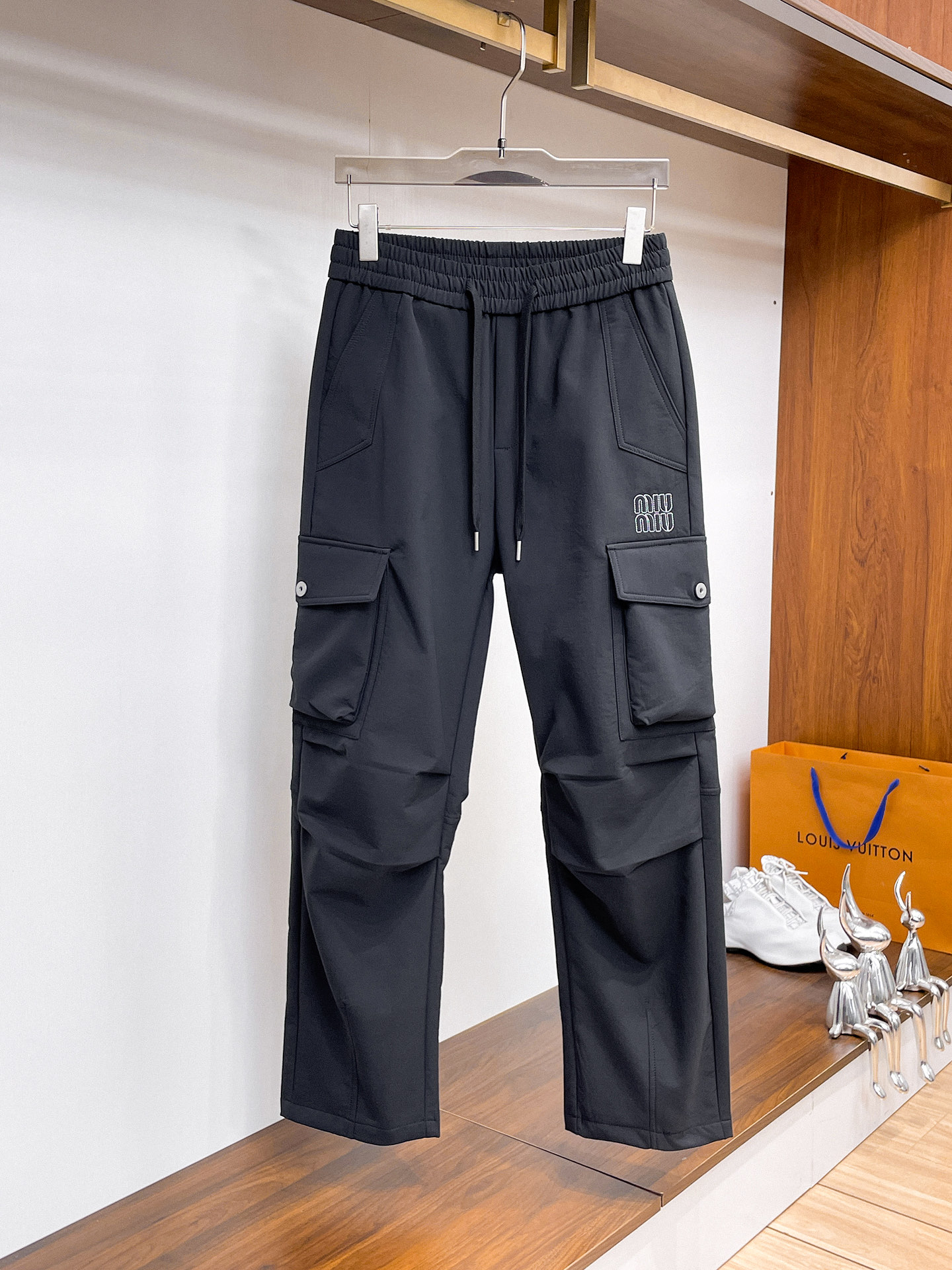 NO:610867,miu miu 2025 autumn and winter new casual pants!  On sale simultaneously on the official website. Brand classic LOGO casual pants, customized fabrics, excellent comfort, strong touch. Highly recognizable, perfect appearance and craftsmanship. Sizes M-3XL,,miumiu,alexander wang19860909miu miu 2025秋冬新款休闲裤！官网同步发售.品牌经典LOGO休闲裤 ,定制面料,舒适度极好,手触感强烈.辨识度极高,完美品相工艺. 尺码M-3XL,,miumiu,alexander wang,Men's clothing