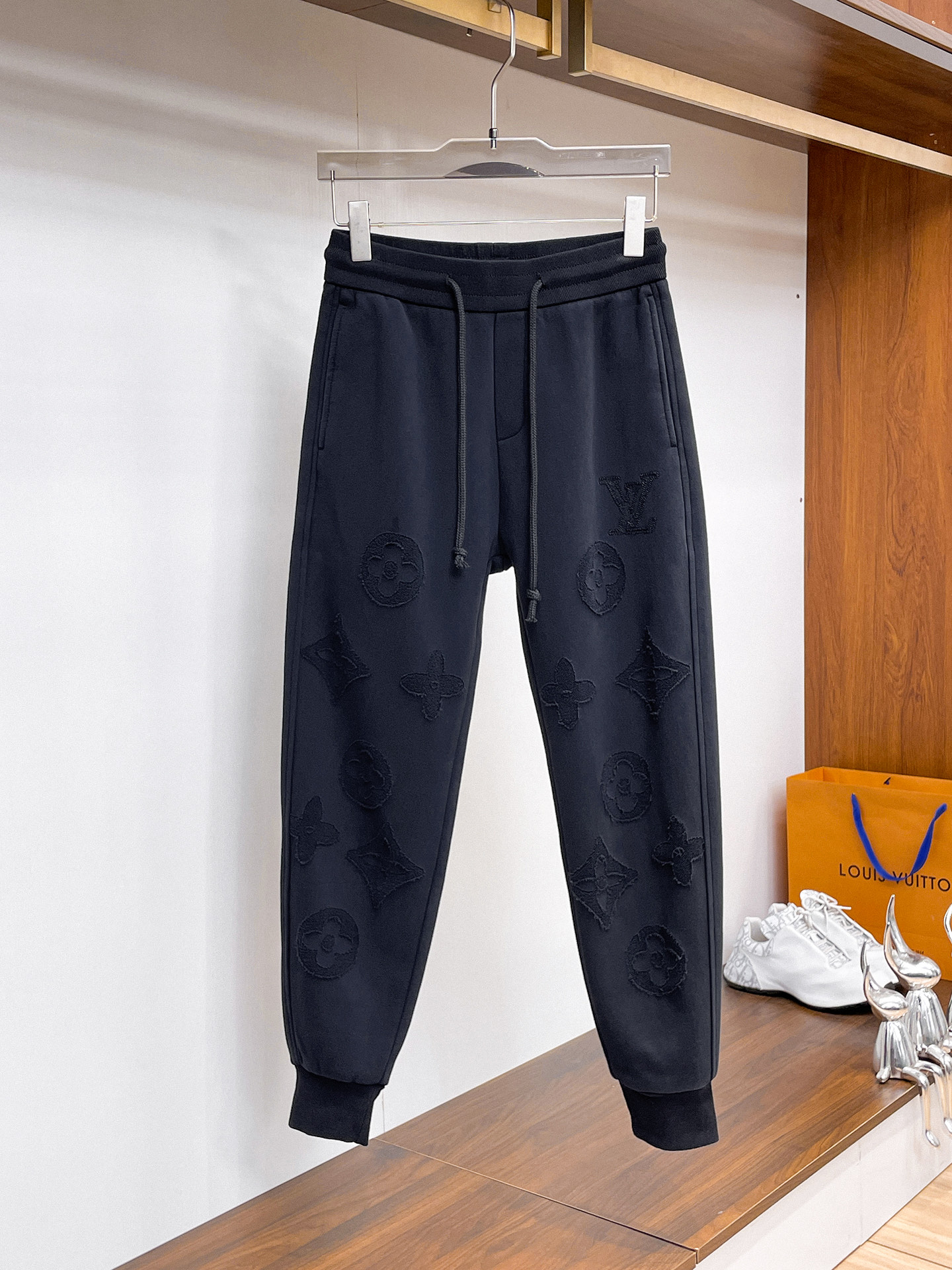 NO:610870,LV 2025 new autumn and winter casual pants!  On sale simultaneously on the official website. The brand's classic LOGO casual pants, customized fabrics, extremely comfortable, strong touch. Highly recognizable, perfect appearance and craftsmanship. Sizes M-3XL, louis vuitton, alexander wang19860909LV 2025秋冬新款休闲裤！官网同步发售.品牌经典LOGO休闲裤 ,定制面料,舒适度极好,手触感强烈.辨识度极高,完美品相工艺. 尺码M-3XL,,louis vuitton,alexander wang,Men's clothing