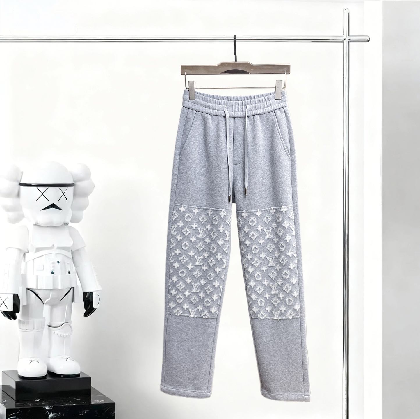 NO:650277,LV 2025 new autumn and winter casual pants!  On sale simultaneously on the official website. The brand's classic LOGO casual pants, customized fabrics, extremely comfortable, strong touch. Highly recognizable, perfect appearance and craftsmanship. Sizes M-3XL, Louis Vuitton, Alexander Wang19860909LV 2025秋冬新款休闲裤！官网同步发售.品牌经典LOGO休闲裤 ,定制面料,舒适度极好,手触感强烈.辨识度极高,完美品相工艺. 尺码M-3XL,,louis vuitton,alexander wang,Men's clothing